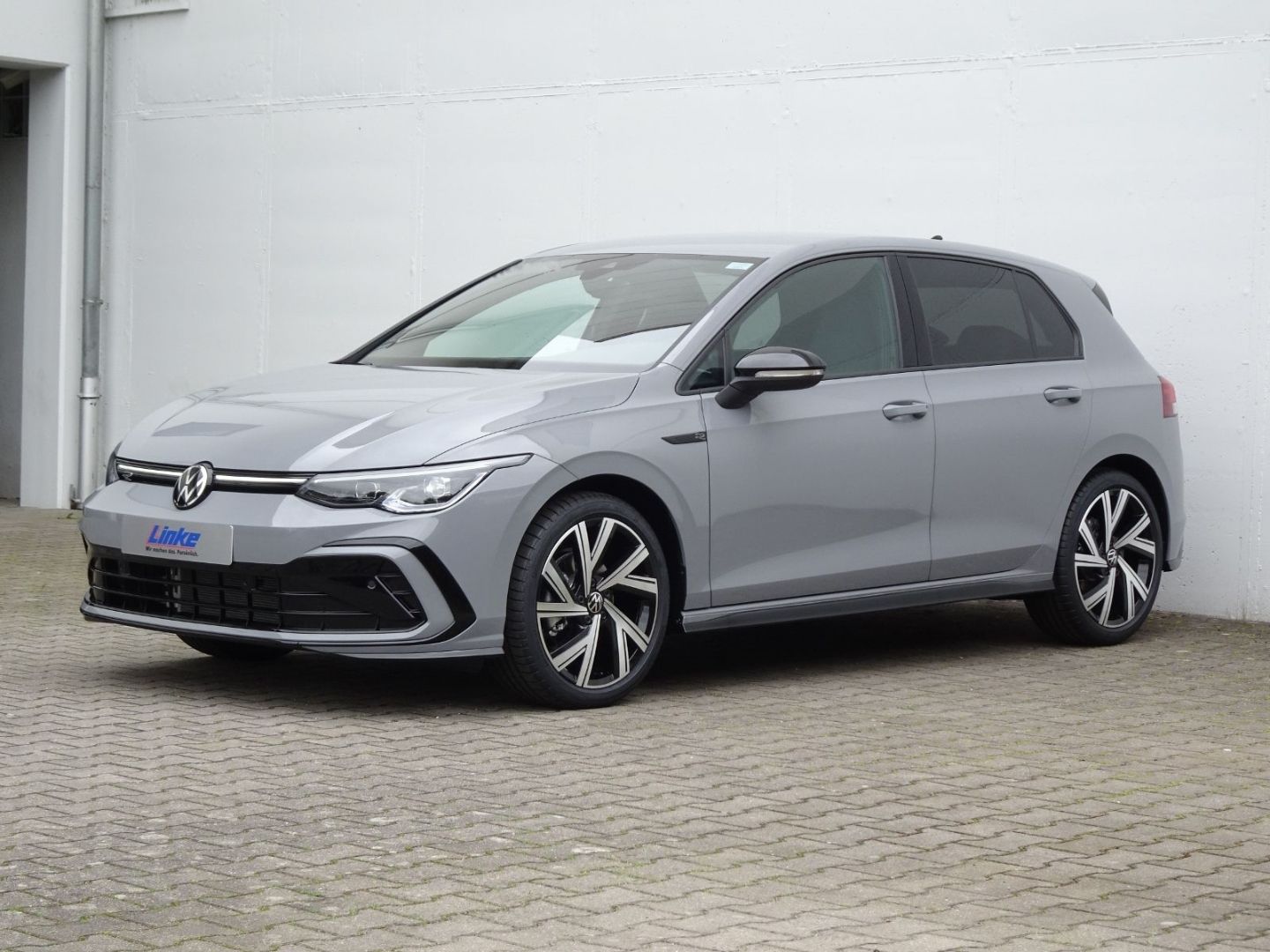 Volkswagen Golf VIII 2.0 TSI DSG R-Line - Samsaru's Car Outlet