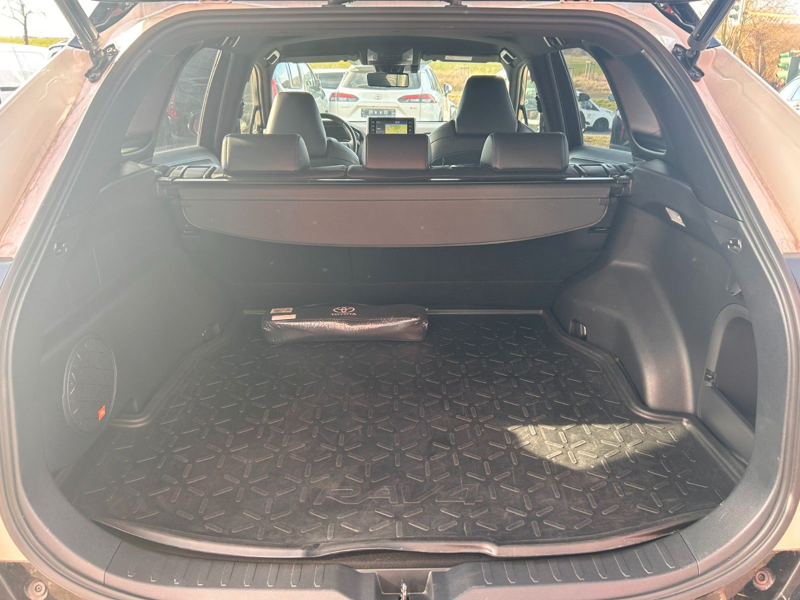 Toyota RAV4 Hybrid Style - Samsaru's Car Outlet