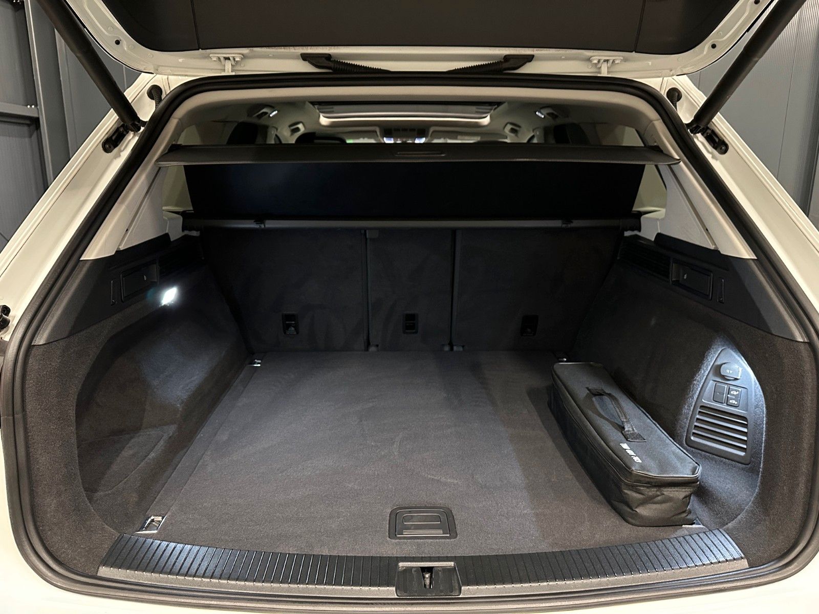 Volkswagen Touareg V6 TDI 4Motion - Samsaru's Car Outlet