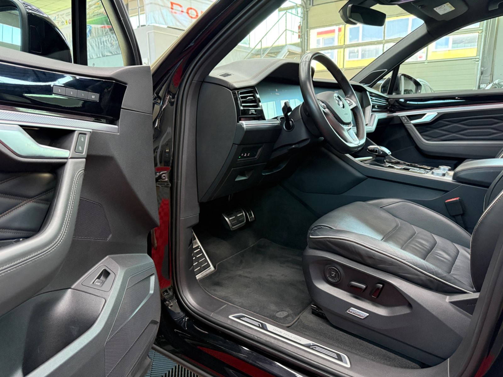 Volkswagen Touareg R-Line - Samsaru's Car Outlet