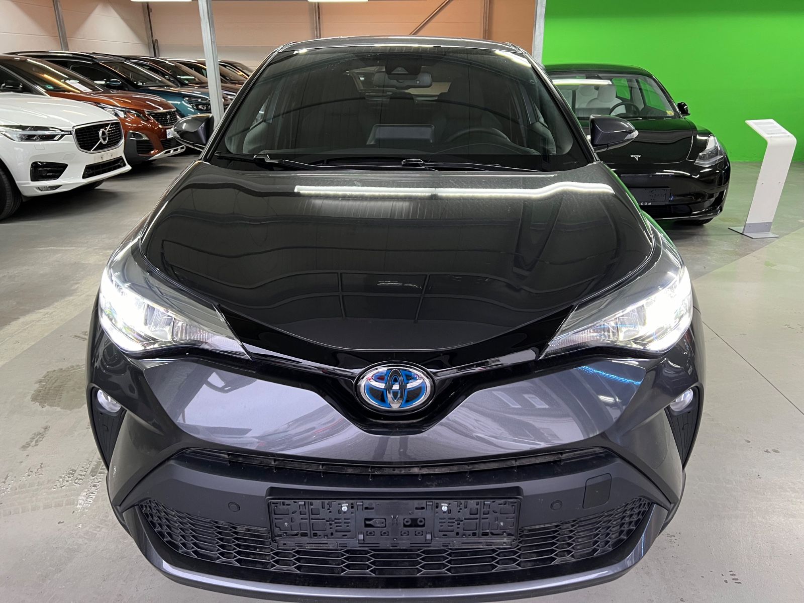 Toyota C-HR Hybrid - Samsaru's Car Outlet