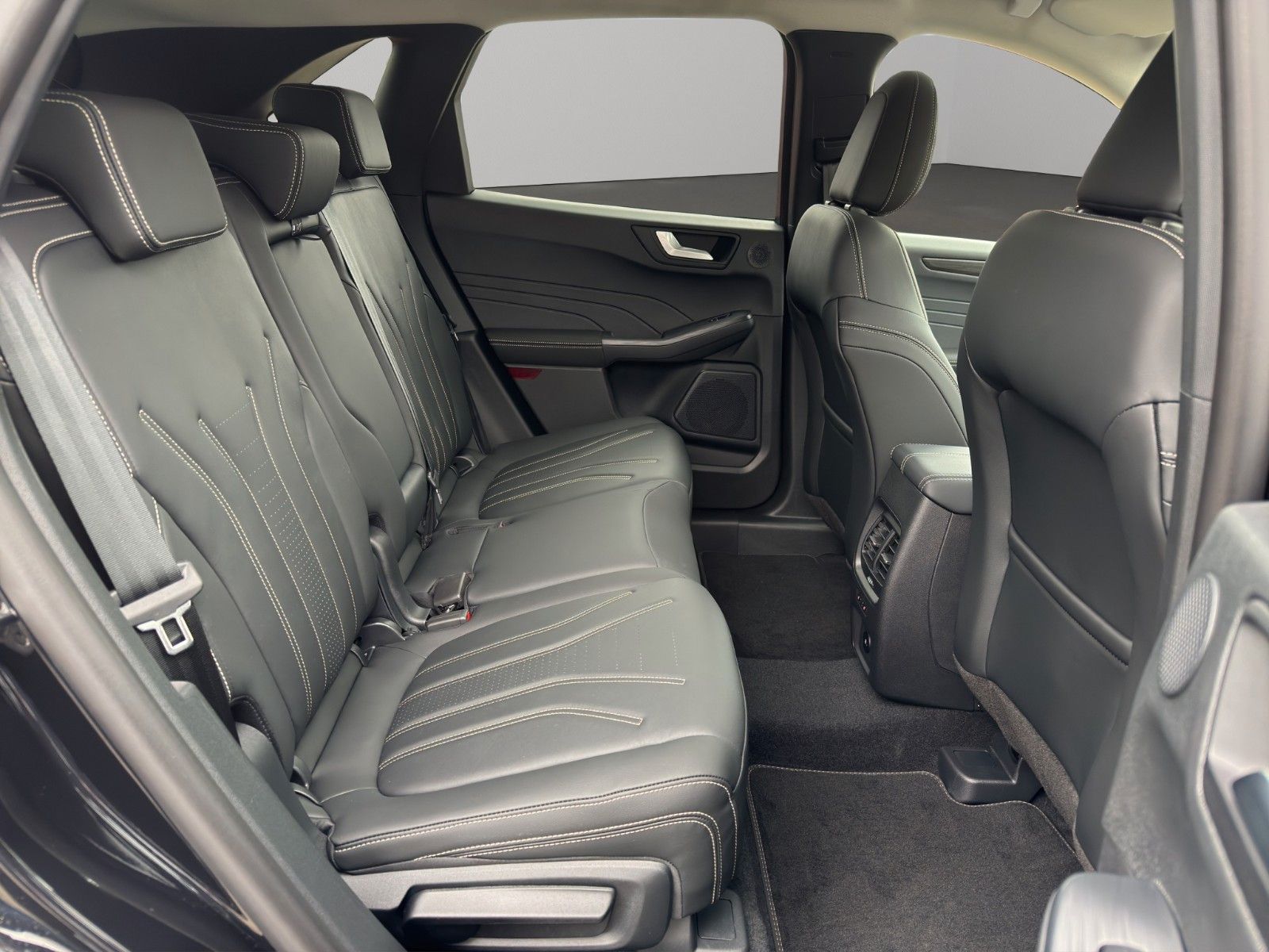 Ford Kuga Plug-In Hybrid Vignale - Samsaru's Car Outlet