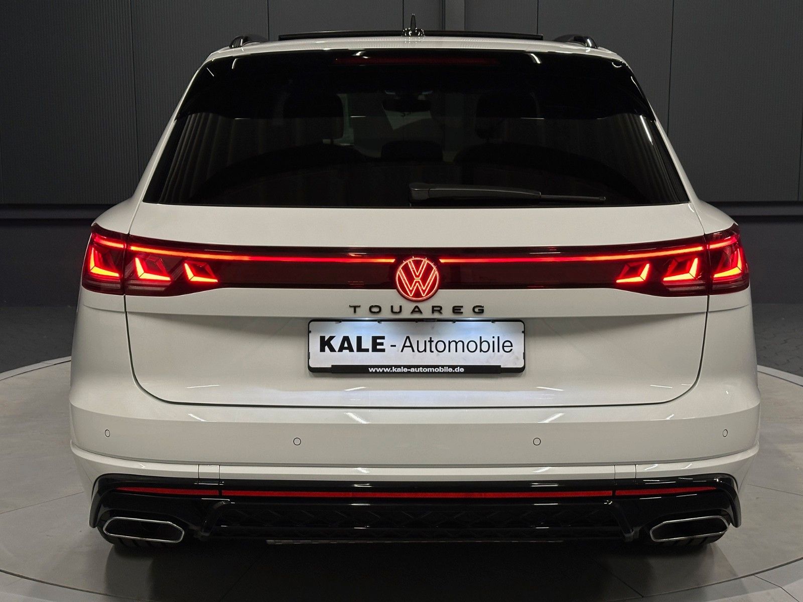 Volkswagen Touareg V6 TDI 4Motion R-Line Black - Samsaru's Car Outlet