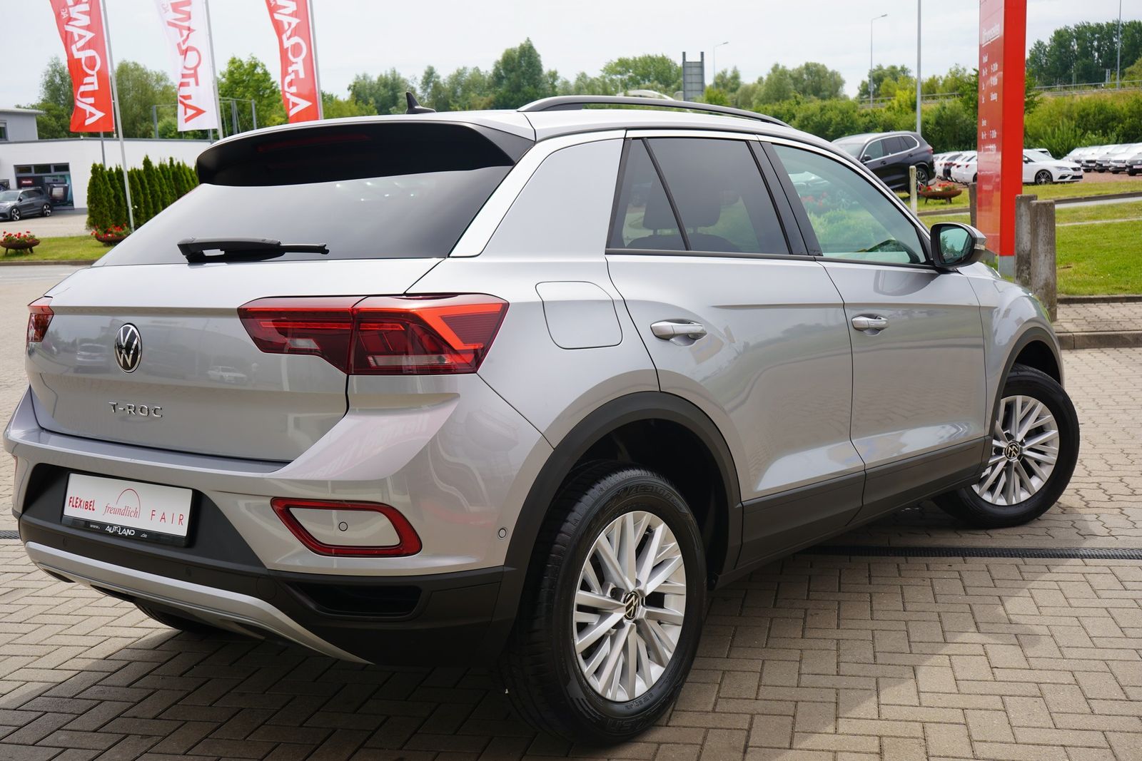 Volkswagen T-Roc 1.0 TSI Life - Samsaru's Car Outlet