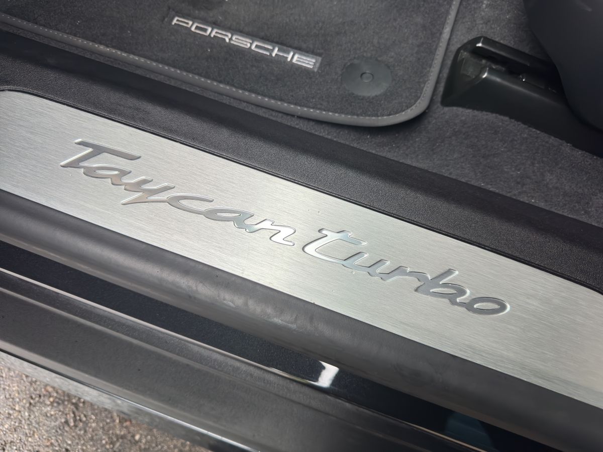 Porsche Taycan Turbo Sport Turismo | Hinterachslenkung |