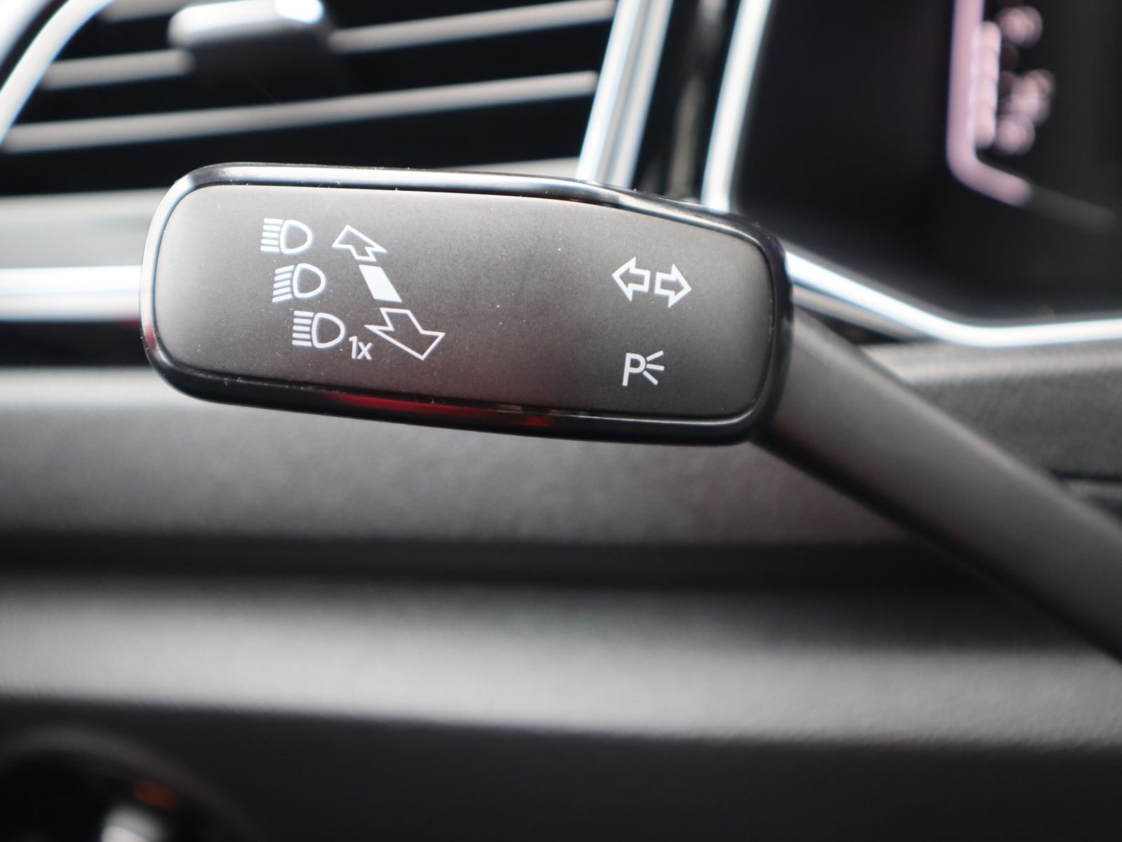 Volkswagen T-Roc 2.0 TSI DSG R 4Motion - Samsaru's Car Outlet