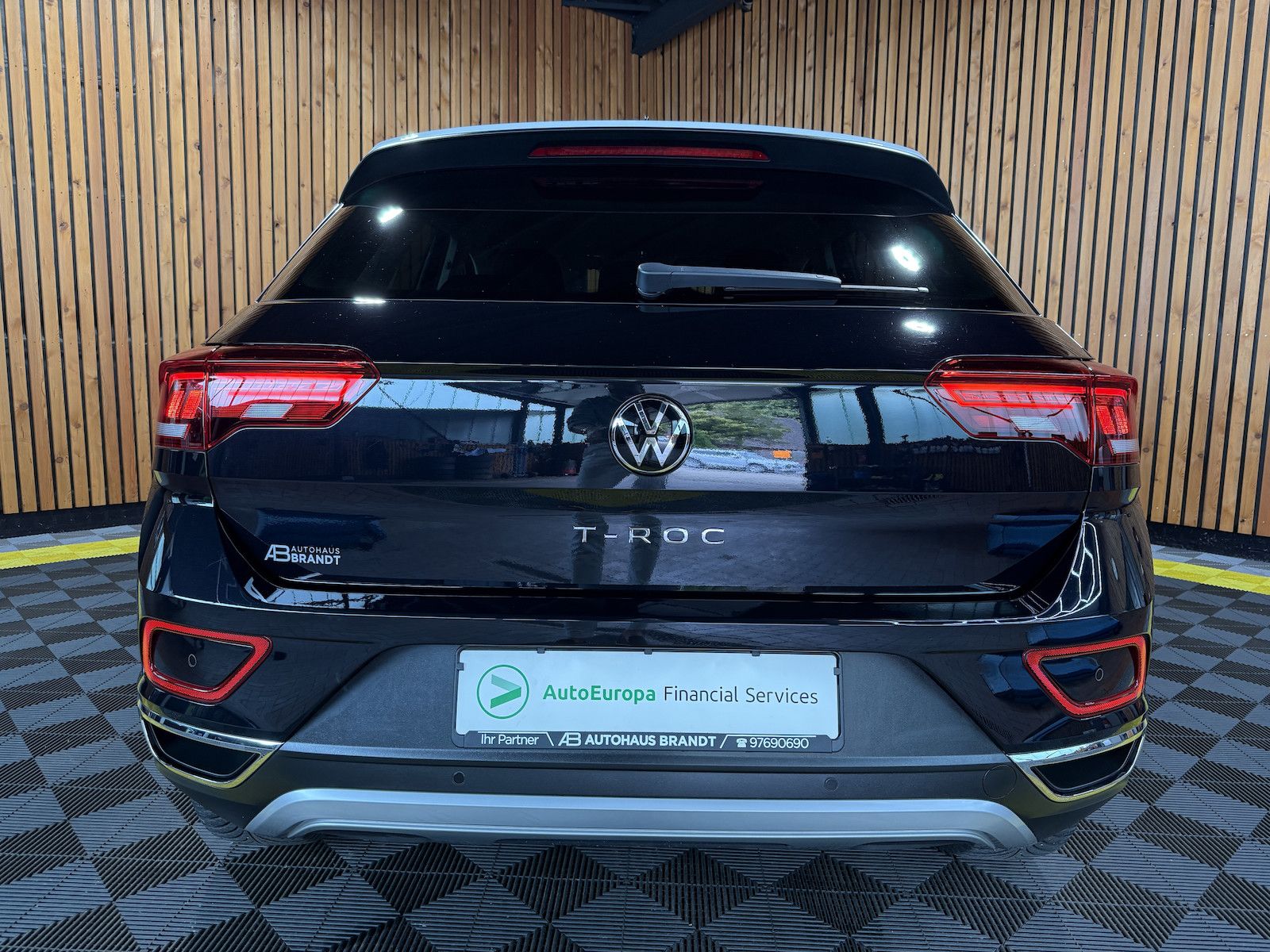 Volkswagen T-Roc 2.0 TDI Style - Samsaru's Car Outlet