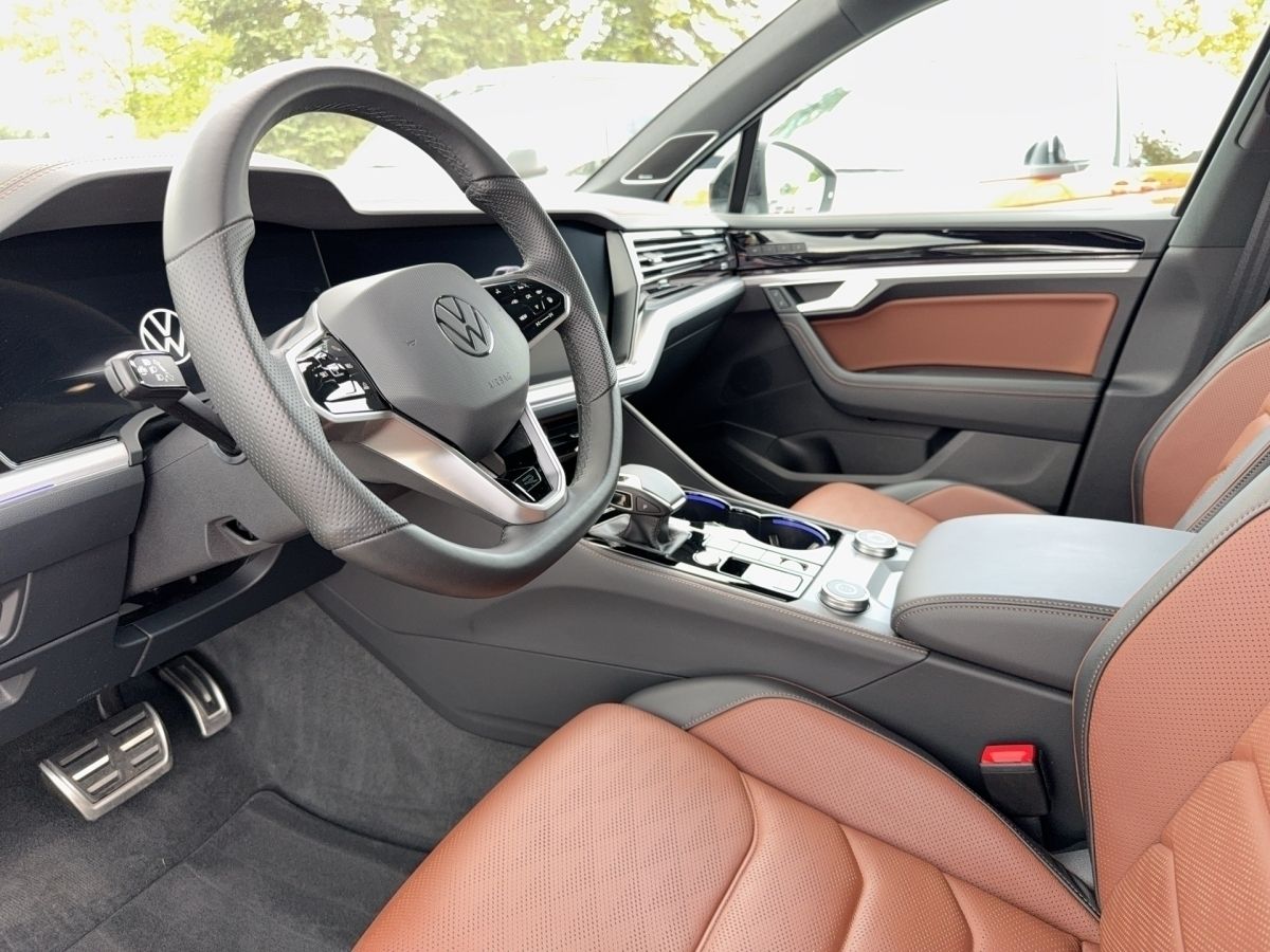 Volkswagen Touareg R-Line TSi - Samsaru's Car Outlet