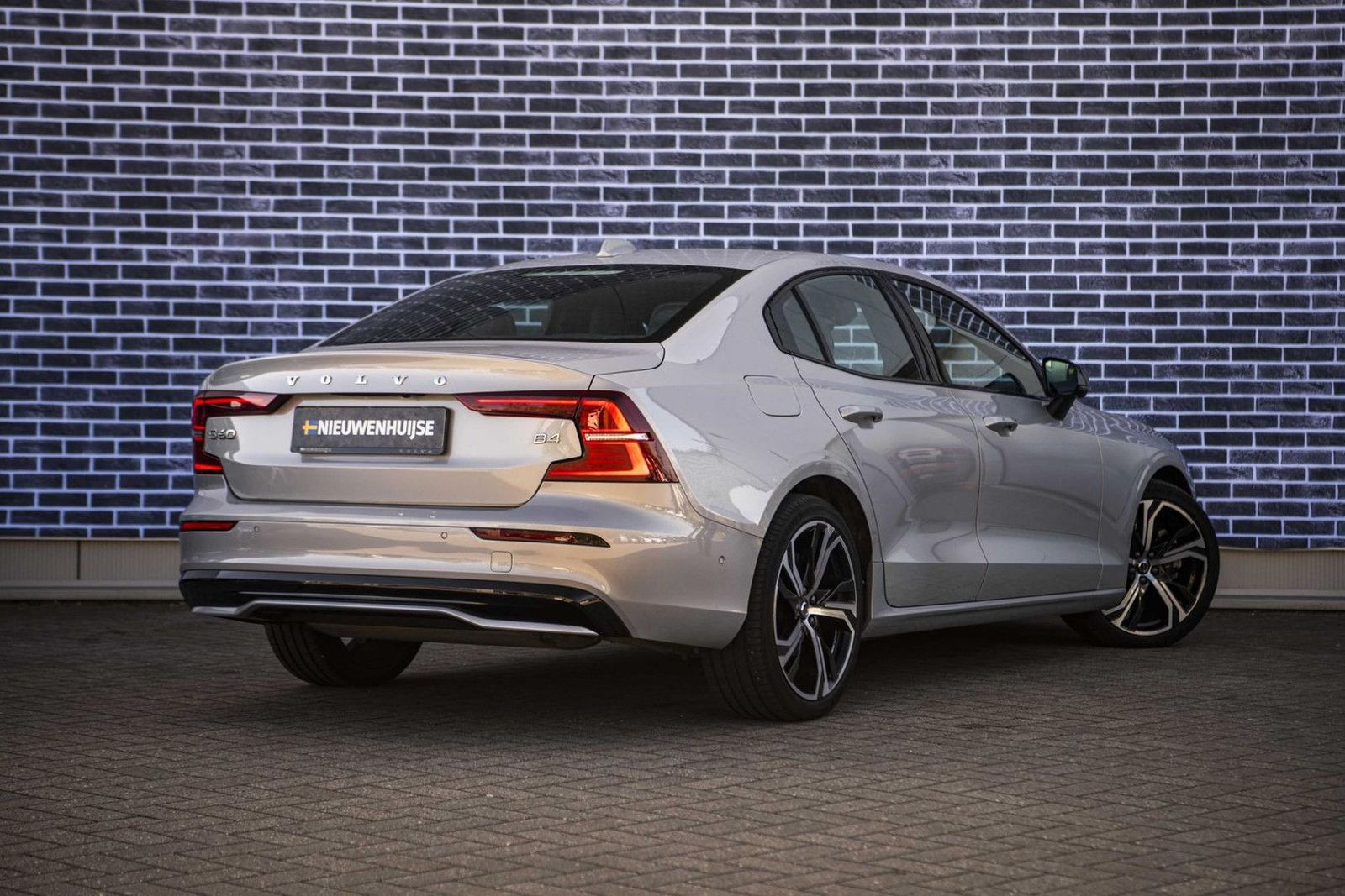Volvo S60 2.0 B4 Plus Dark | Panoramisch schuif/kantel