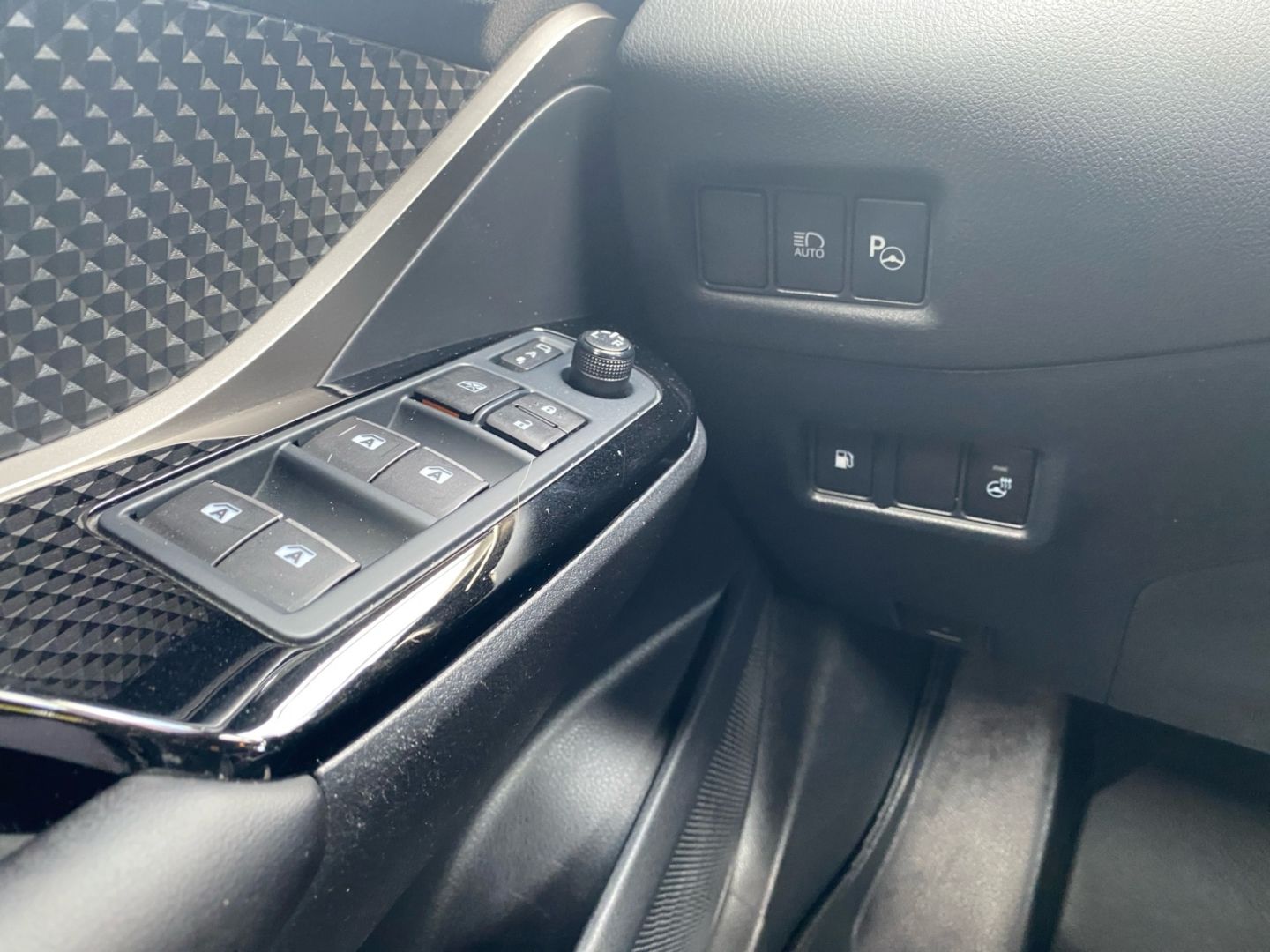 Toyota C-HR 1.8 Hybrid Style Selection - Samsaru's Car Outlet