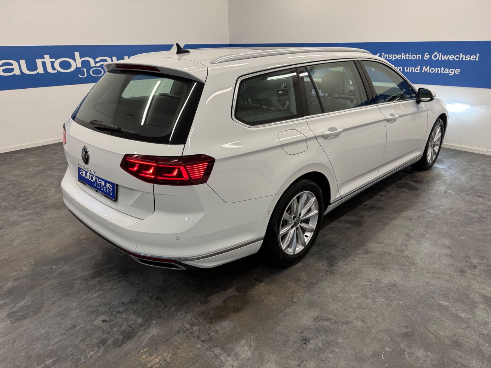 Volkswagen Passat Elegance 1.5 TSI - Samsaru's Car Outlet