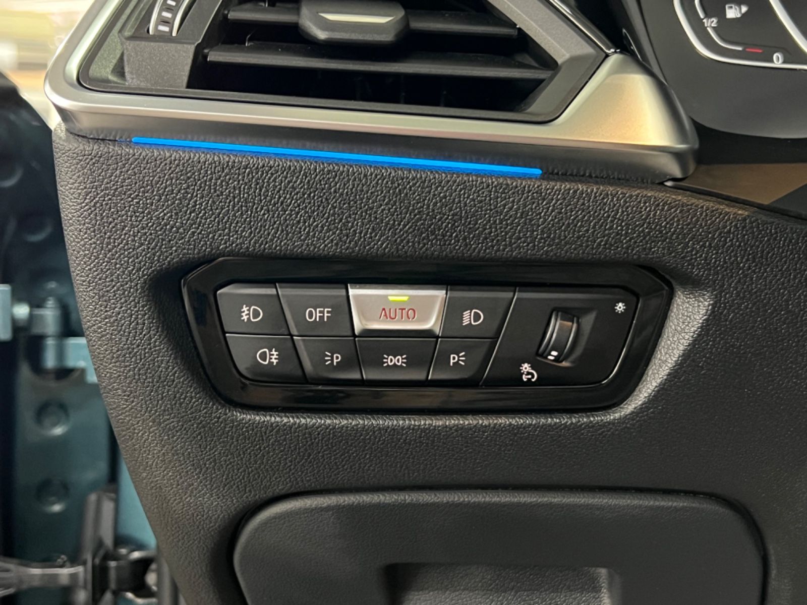 BMW 330e Touring Luxury Line - Samsaru's Car Outlet