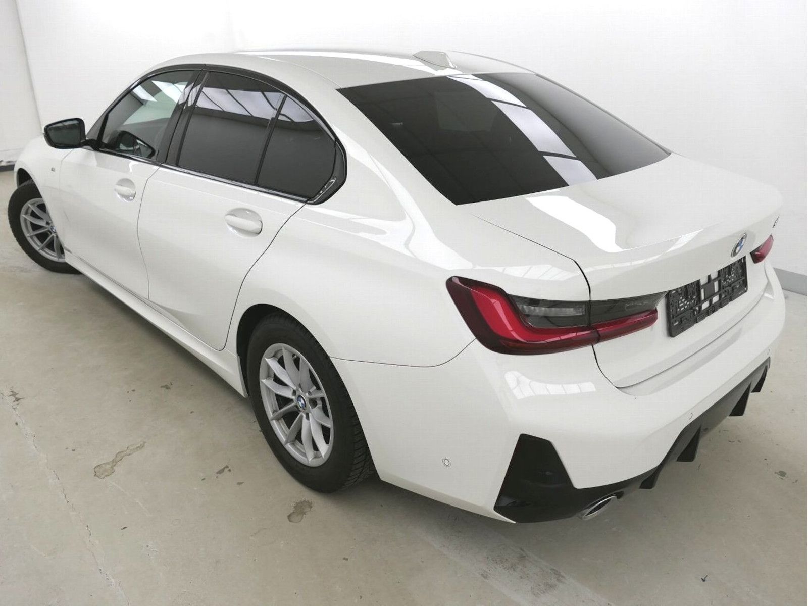 BMW 320i M Sportpaket - Samsaru's Car Outlet