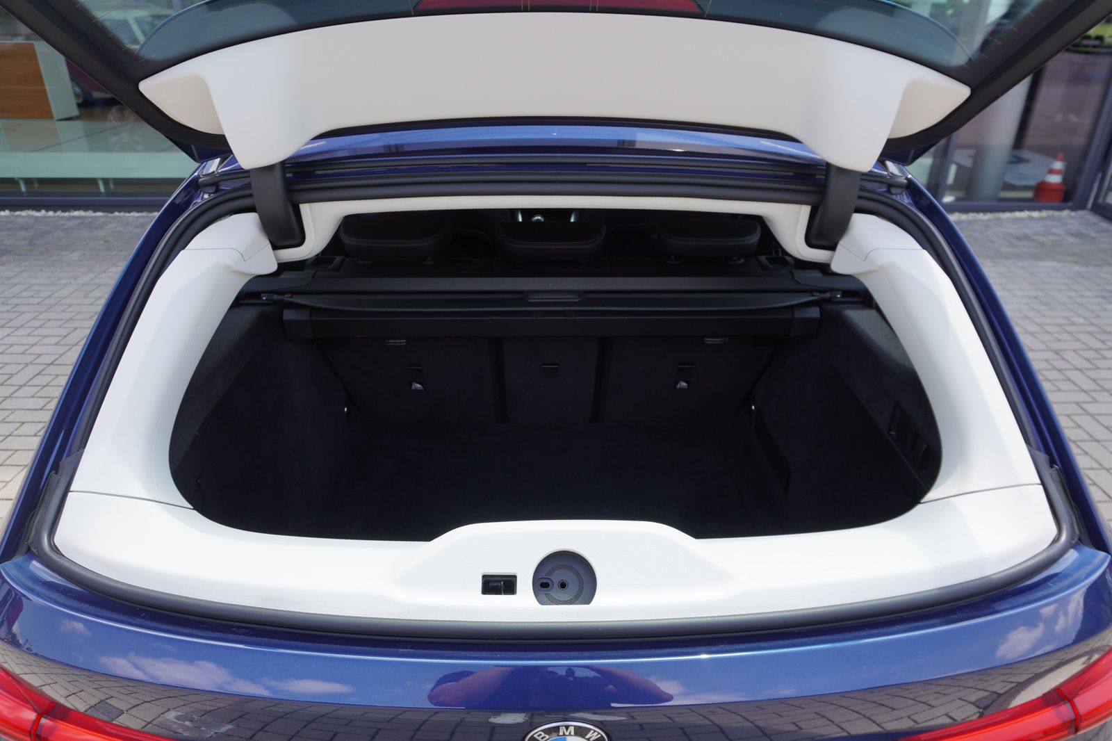 BMW 330d Touring Sport Line - Samsaru's Car Outlet