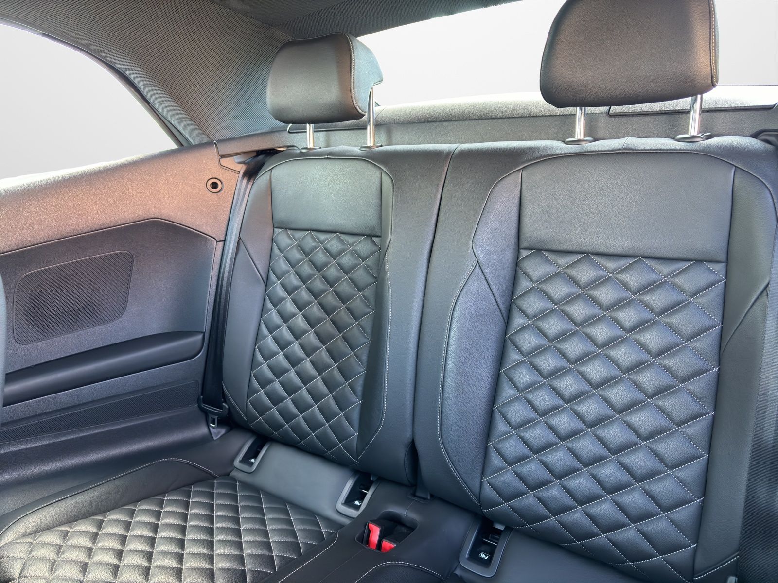 Volkswagen T-Roc 1.5 TSI DSG R-Line - Samsaru's Car Outlet