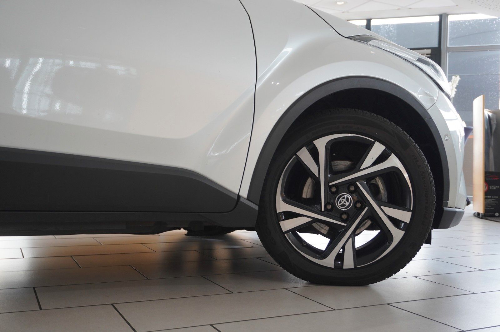Toyota C-HR 2.0 HYBRID TEAM - Samsaru's Car Outlet