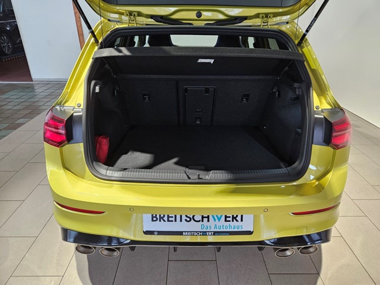 Volkswagen Golf 8 R 2.0 TSI 4M DSG - Samsaru's Car Outlet