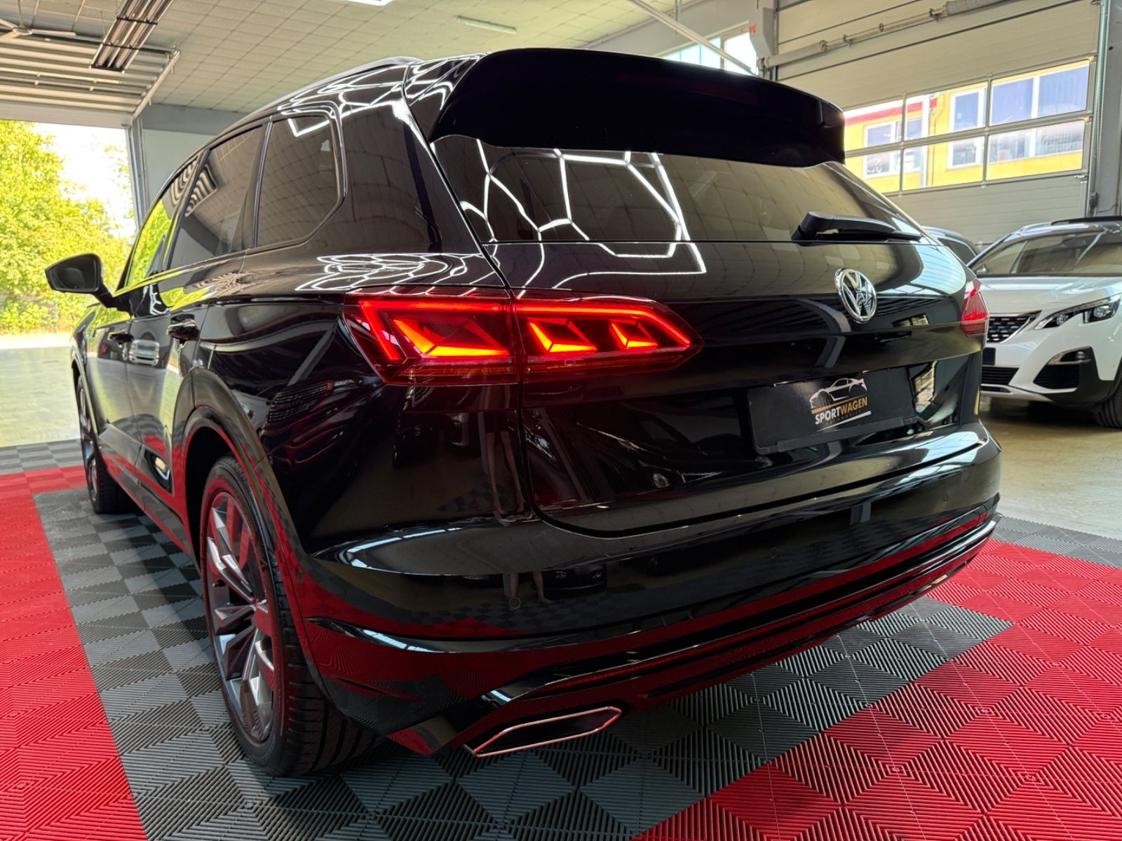 Volkswagen Touareg R-Line - Samsaru's Car Outlet