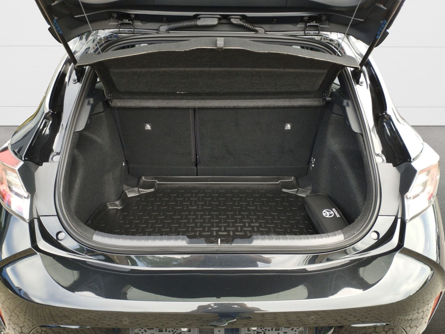 Toyota Corolla 1.8 Hybrid - Samsaru's Car Outlet