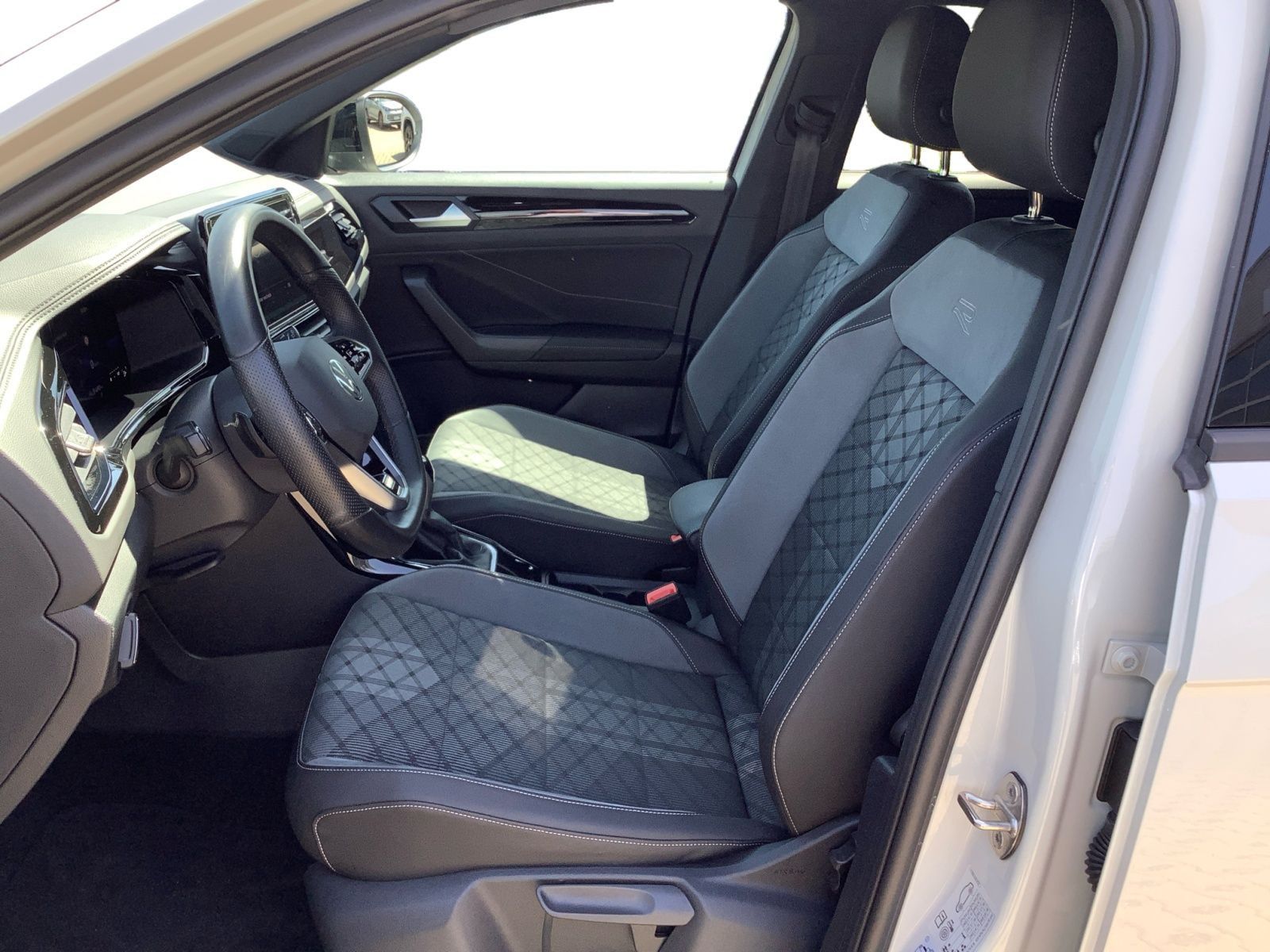 Volkswagen T-Roc 1.5 TSI DSG R-Line - Samsaru's Car Outlet