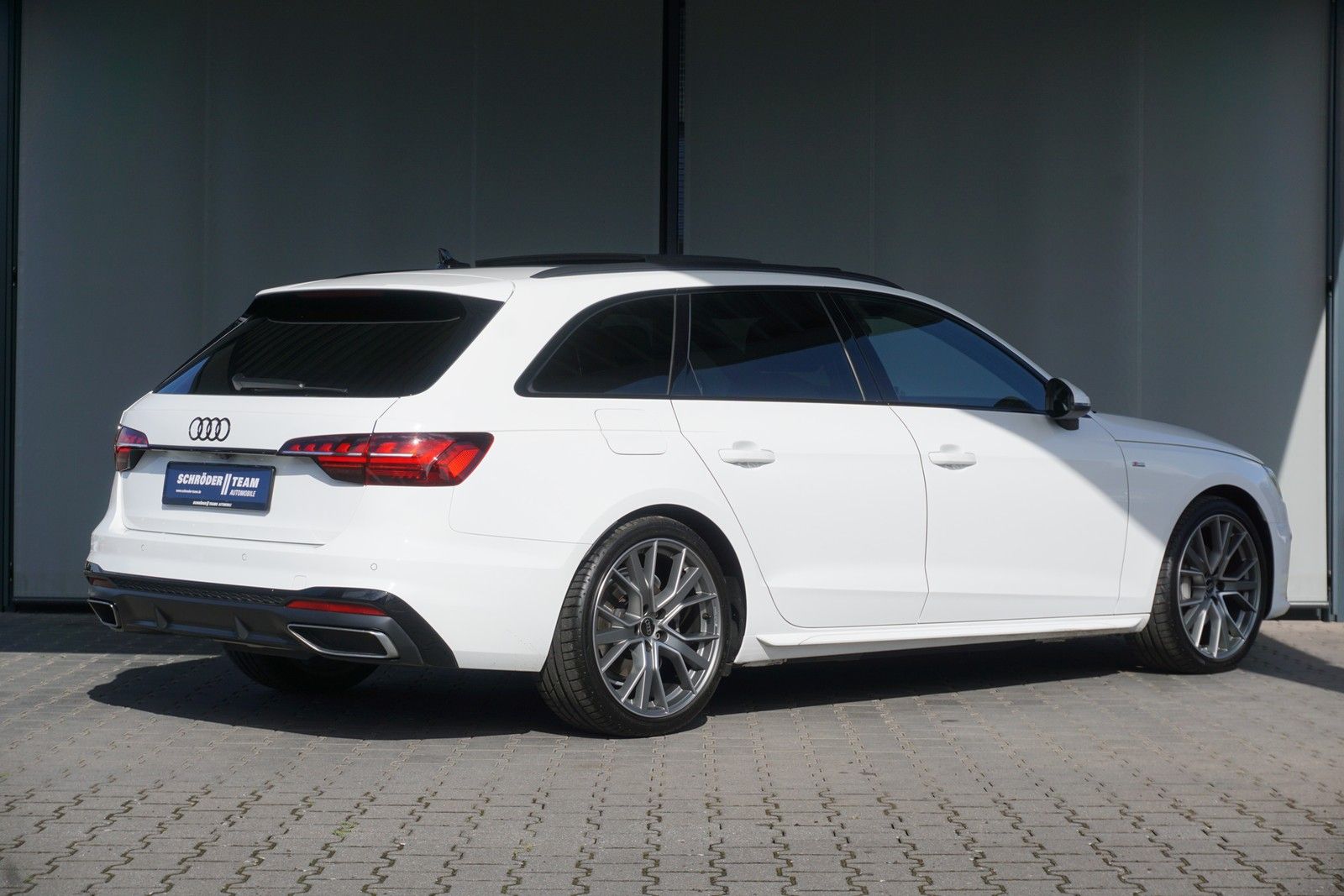 Audi A4 Avant 40 TDi S tronic S line - Samsaru's Car Outlet