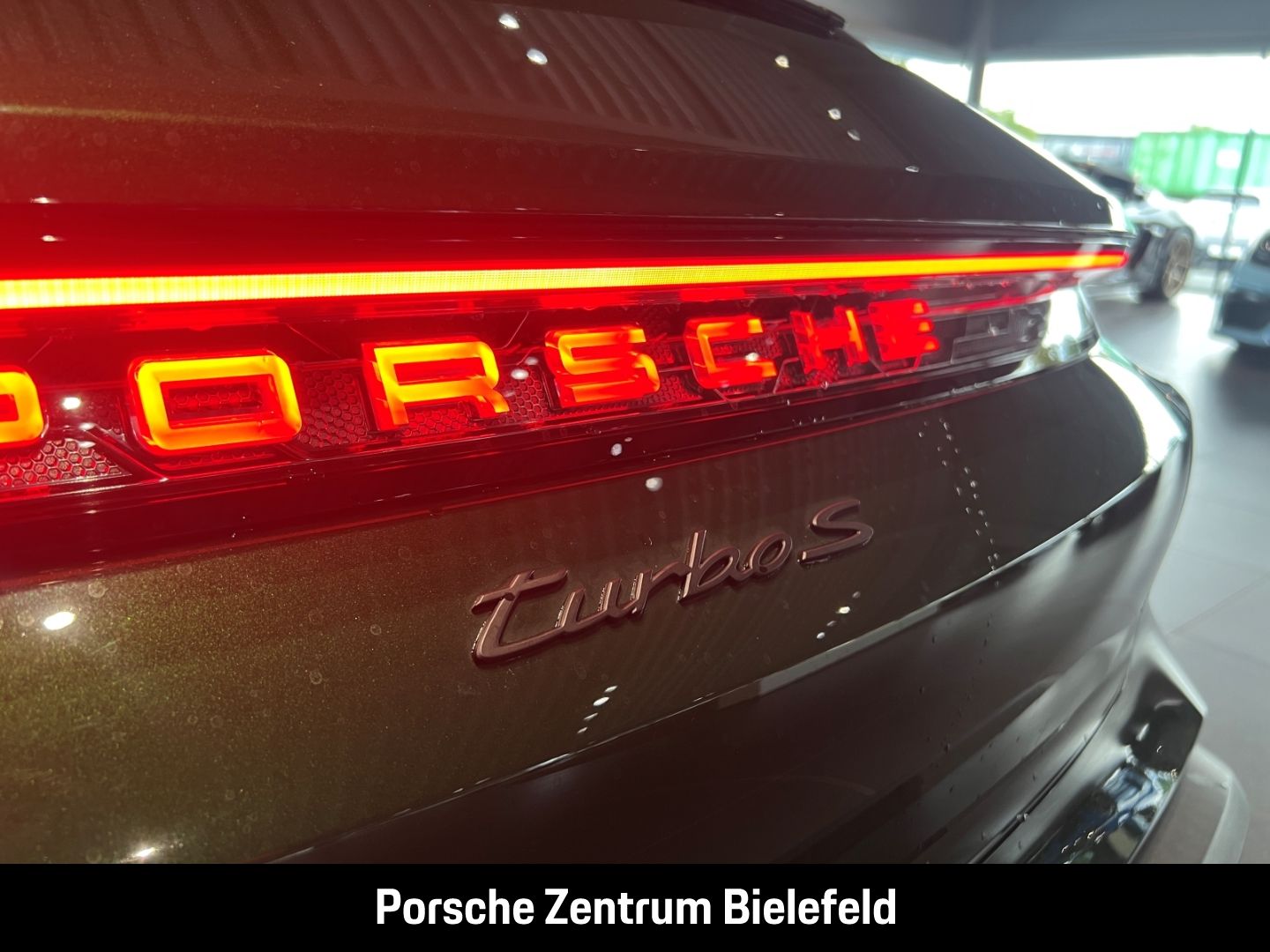 Porsche Taycan Turbo S Cross Turismo Burmester LED