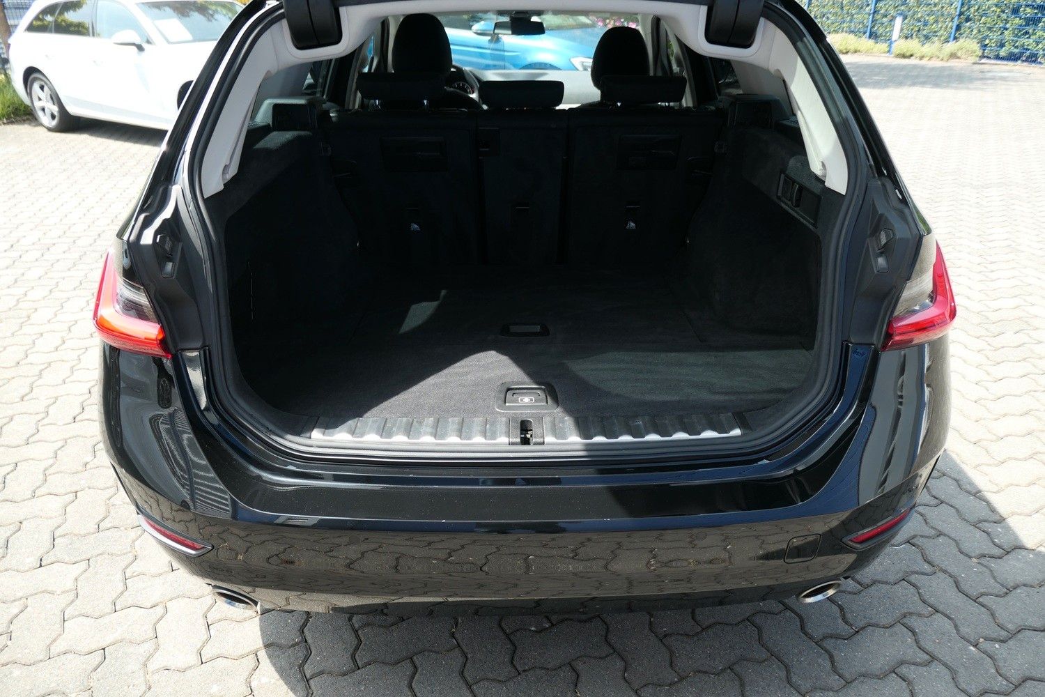 BMW 318 i Touring - Samsaru's Car Outlet