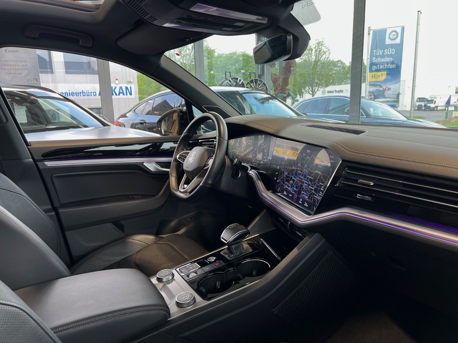 Volkswagen Touareg R-Line 4Motion - Samsaru's Car Outlet