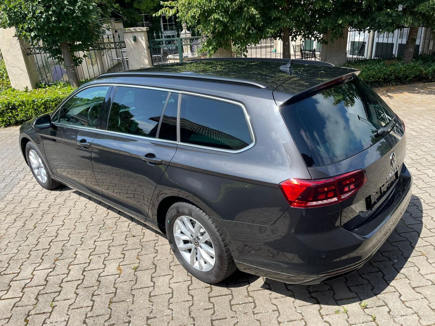 Volkswagen Passat Business - Samsaru's Car Outlet