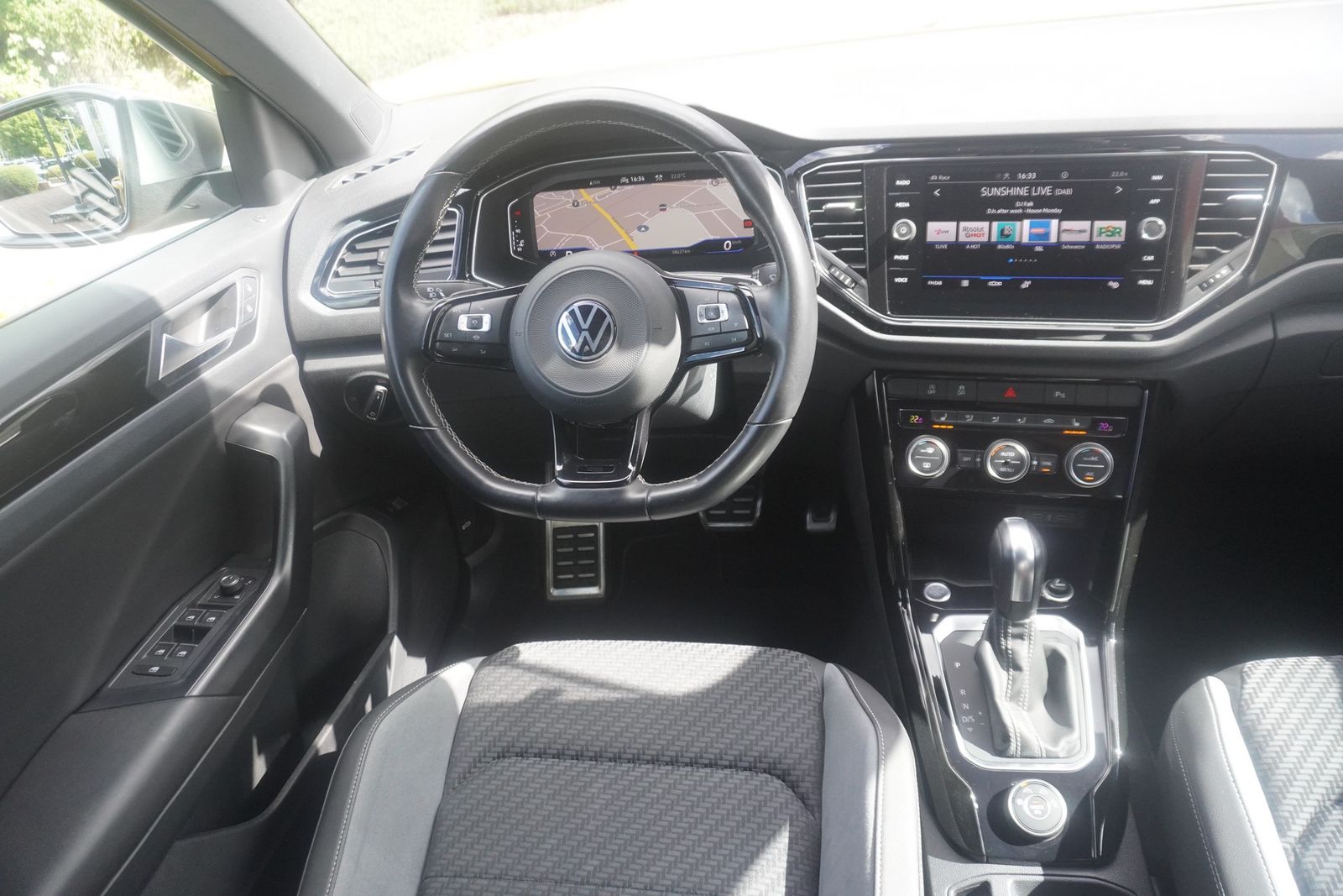 Volkswagen T-Roc 2.0 TSI R 4Motion DSG - Samsaru's Car Outlet