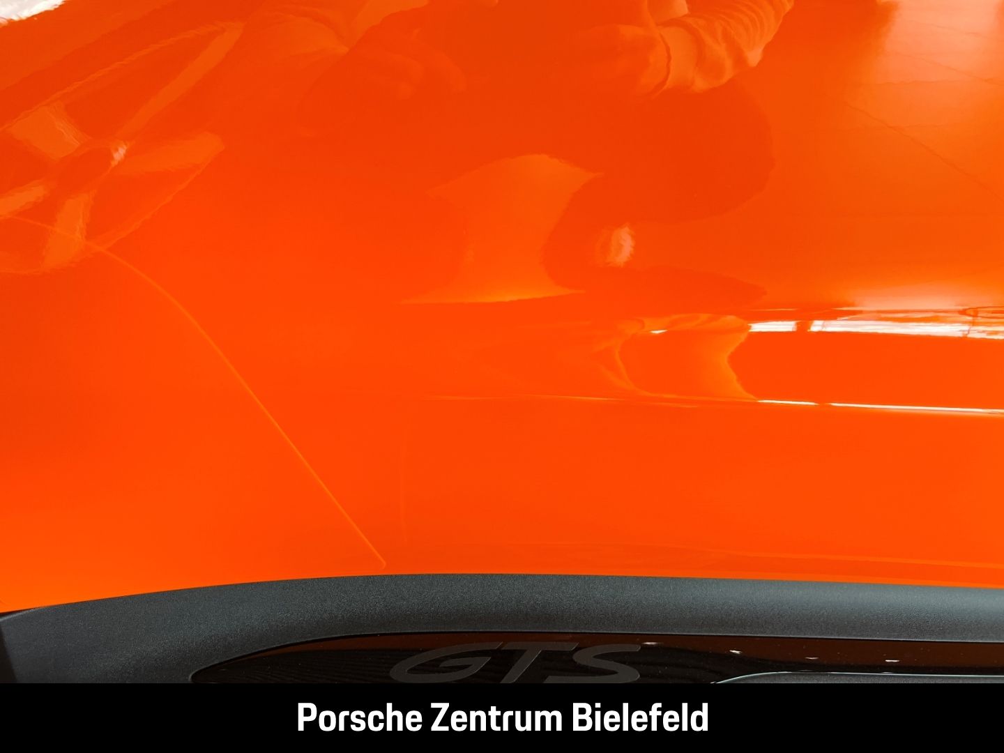 Porsche Taycan GTS Pastellorange Soft-Close SurroundView