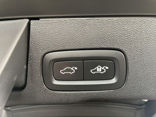 Volvo XC60 Core AWD 2.0 NAVI+SITZHEIZ+KAMERA+AHK+LED