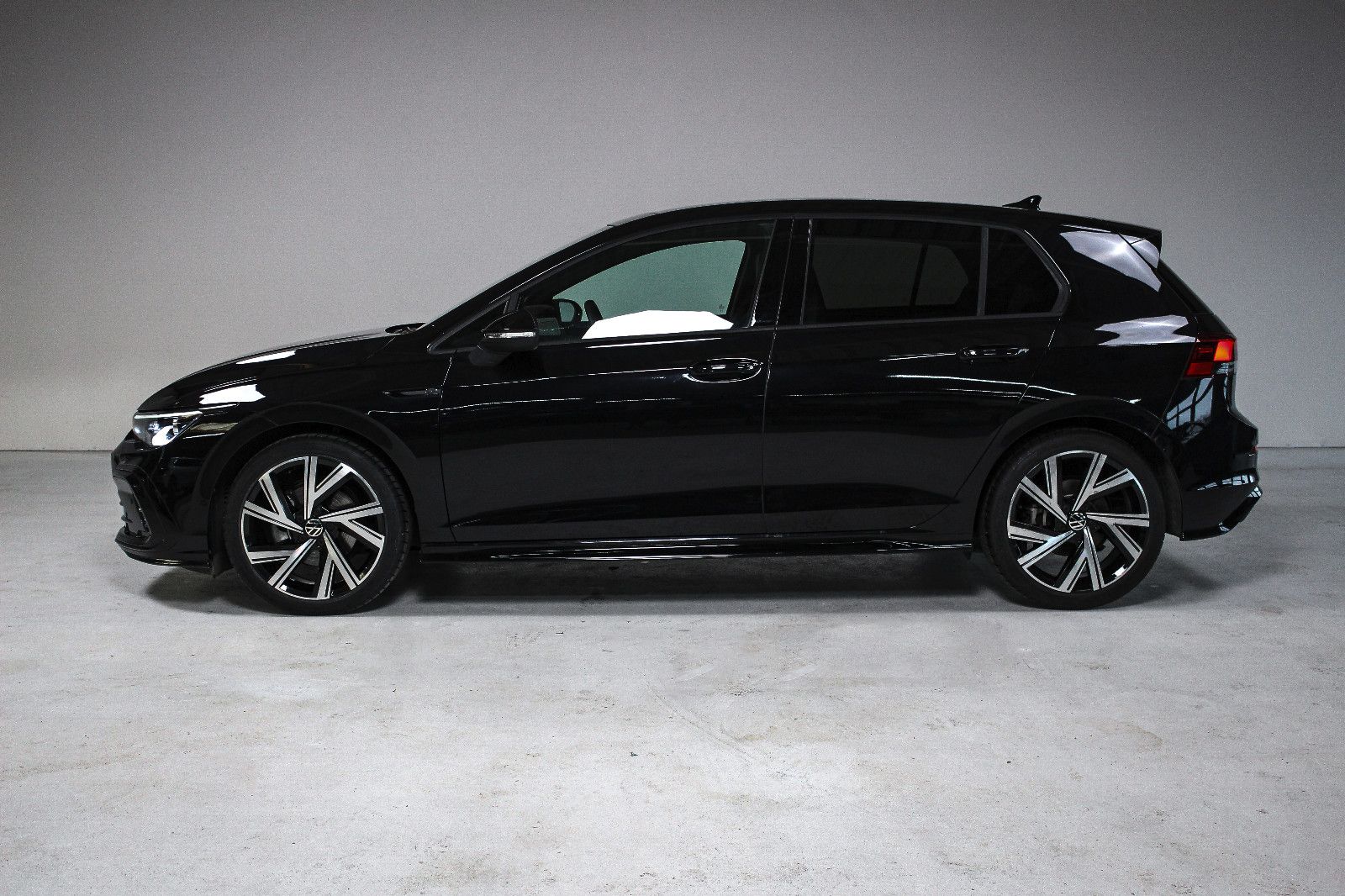 Volkswagen Golf R-Line Black - Samsaru's Car Outlet