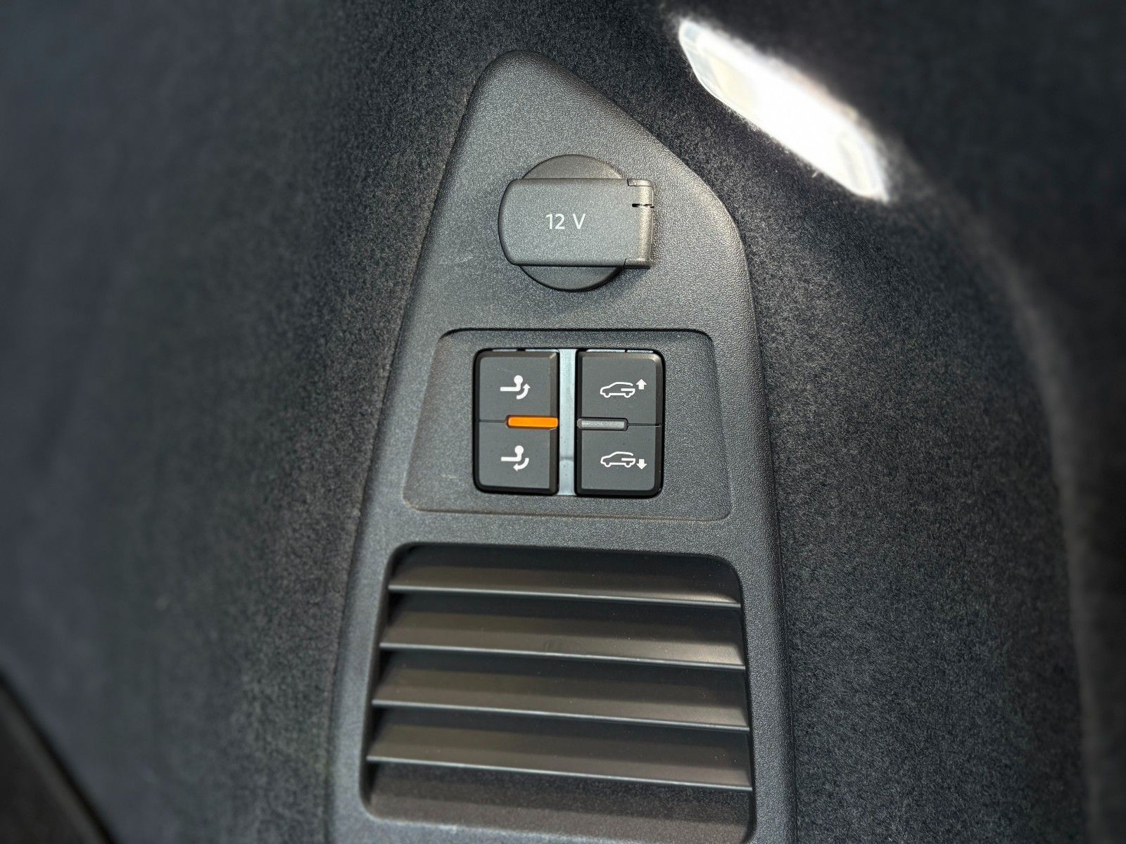 Volkswagen Touareg 3.0 TDI R-Line - Samsaru's Car Outlet