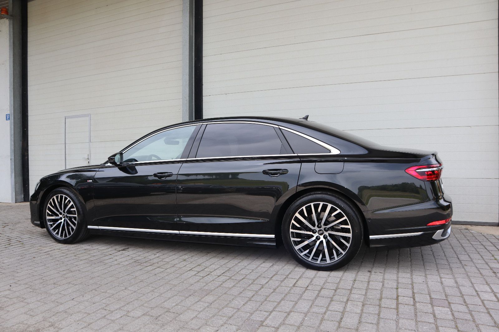Audi A8L 60 TFSI e lang exclusive S-LINE - Samsaru's Car Outlet