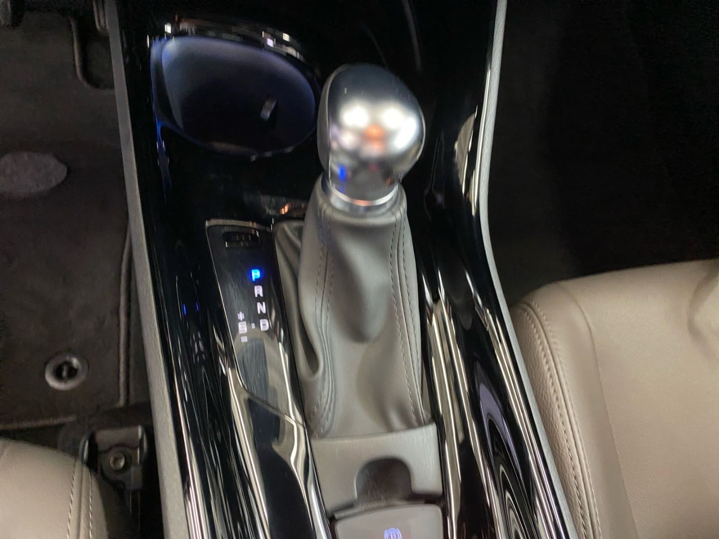 Toyota C-HR 2.0 Hybrid Lounge - Samsaru's Car Outlet