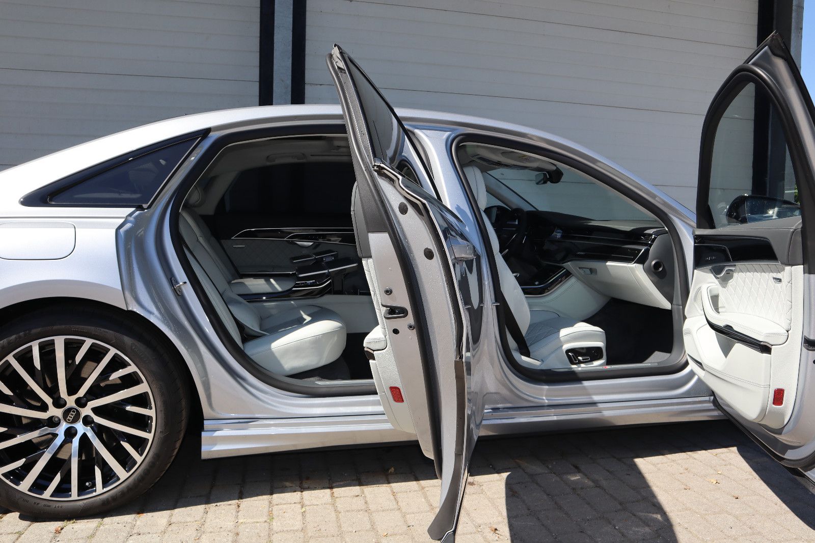 Audi A8L 60 TFSIe lang exclusive S-LINE - Samsaru's Car Outlet