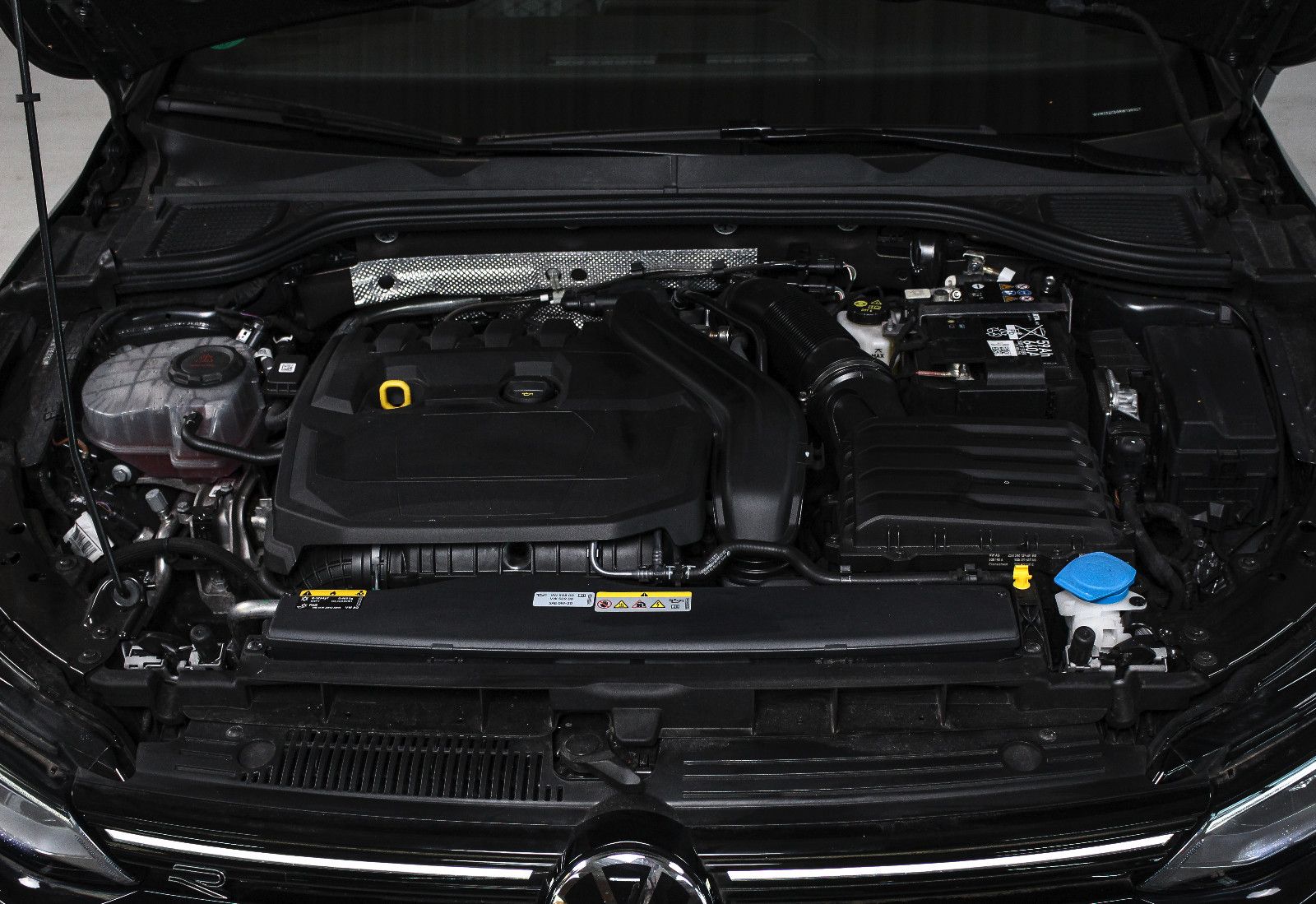 Volkswagen Golf R-Line Black - Samsaru's Car Outlet
