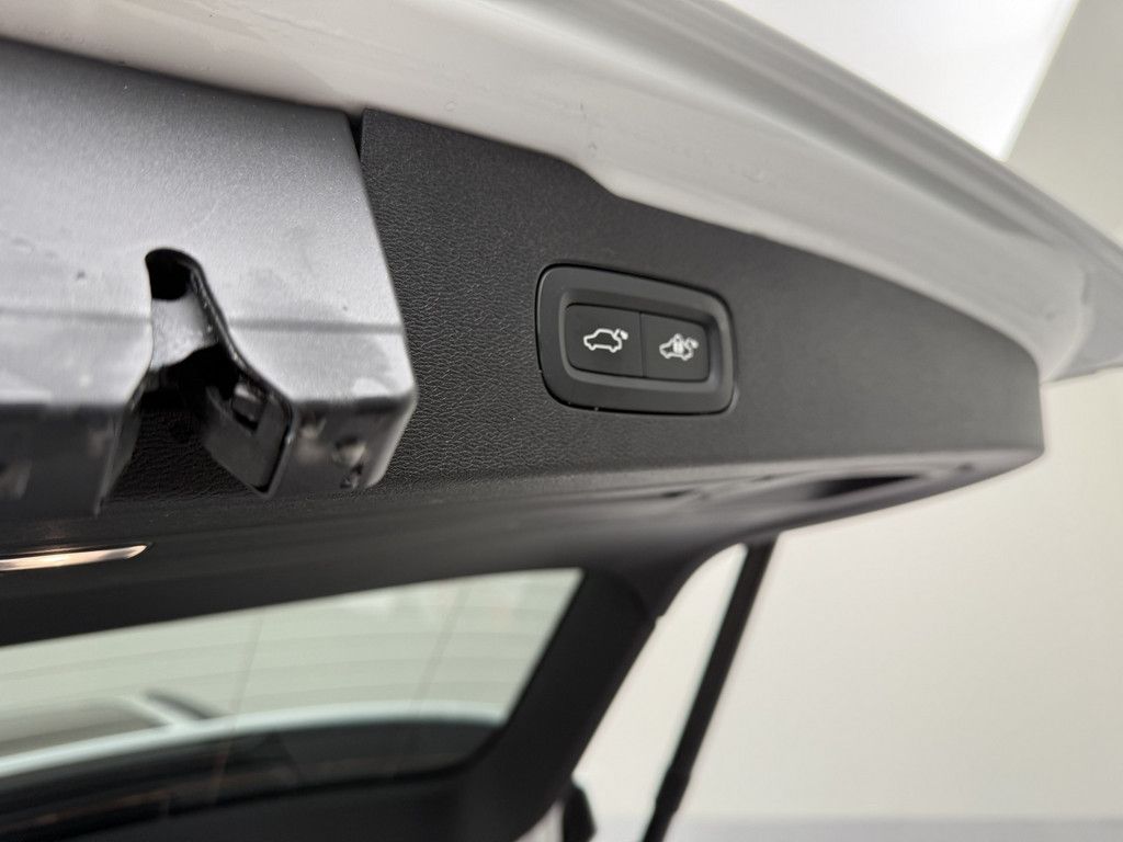 Volvo V60 T6 AWD Ultra Dark Recharge Plug-In Hybrid *A