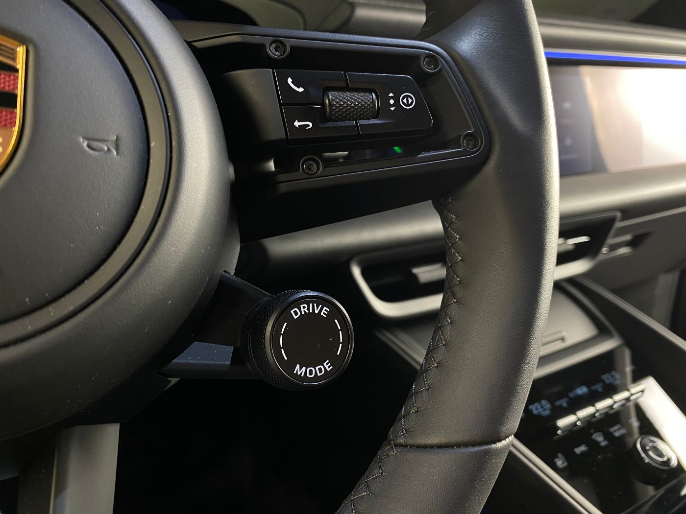 Porsche Macan 4 | Panorama Dachsystem | Beifahrerdisplay