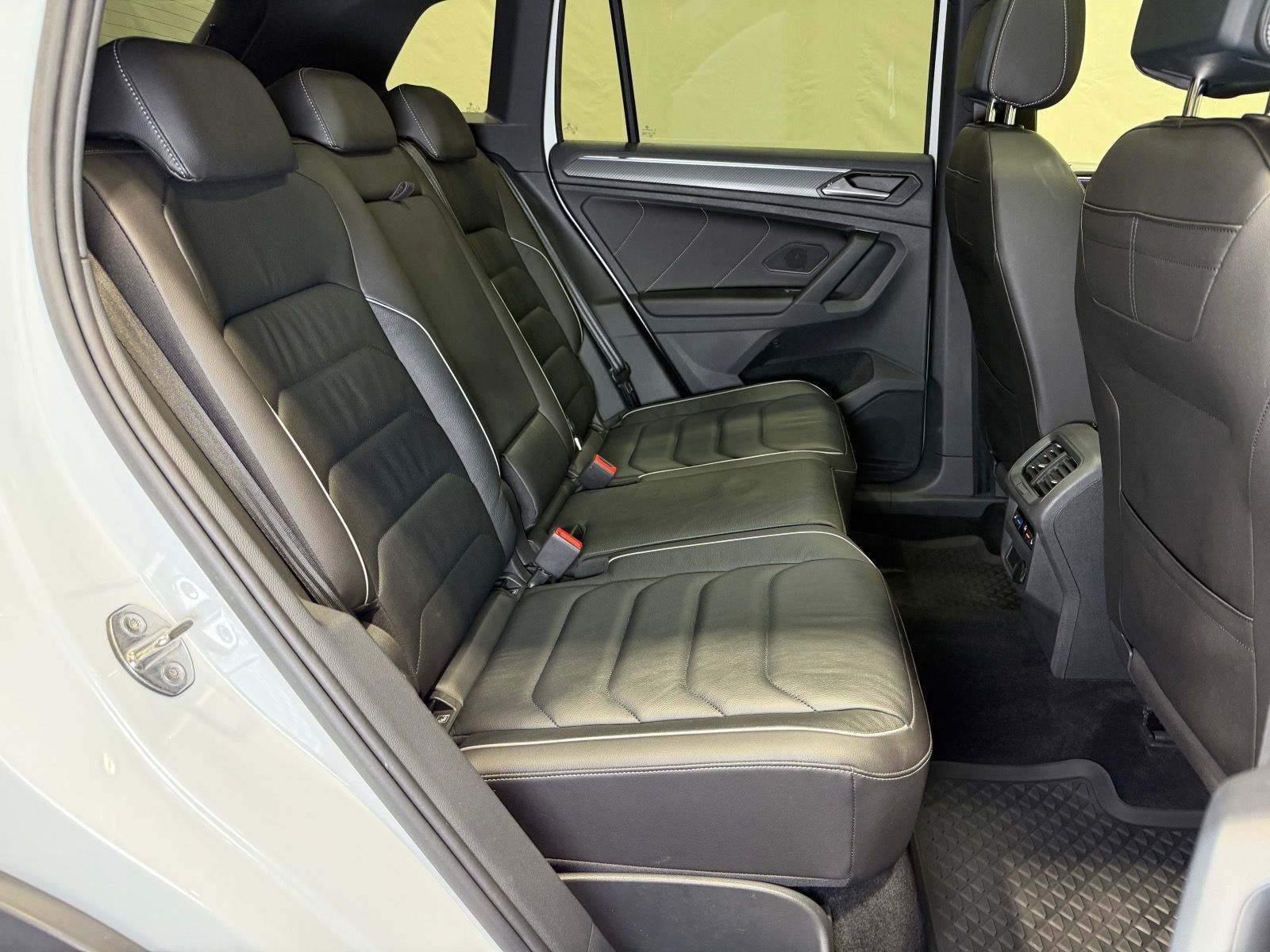 Volkswagen Tiguan R-Line 1.4 TSI eHybrid - Samsaru's Car Outlet