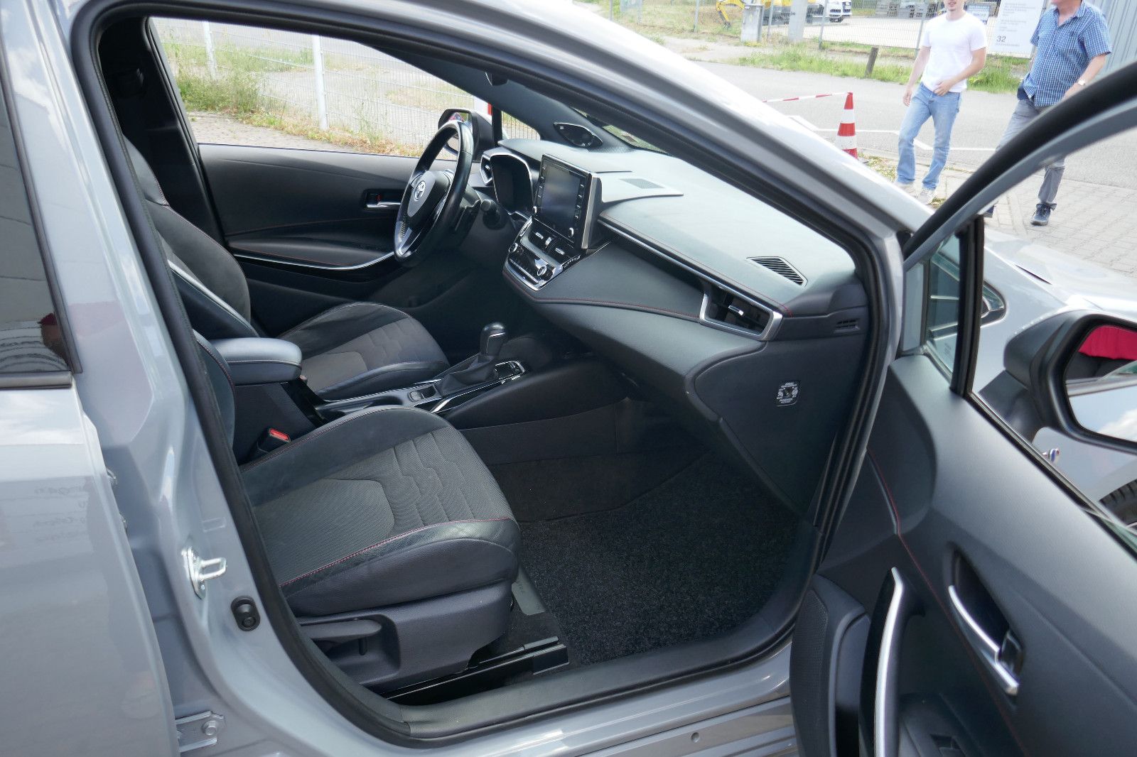Toyota Corolla 2.0 Hybrid Lounge - Samsaru's Car Outlet