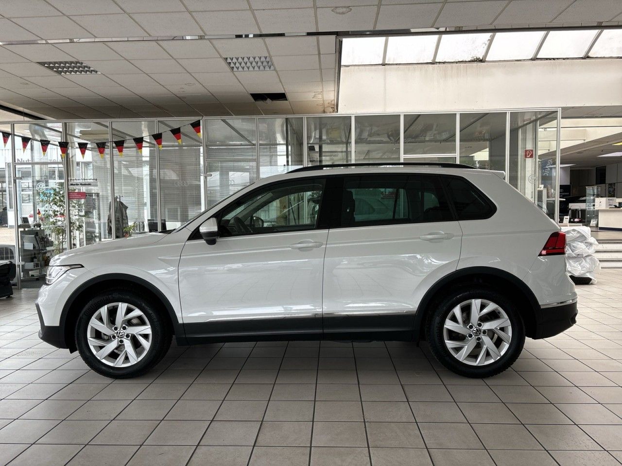 Volkswagen Tiguan 1.5 TSI Life - Samsaru's Car Outlet