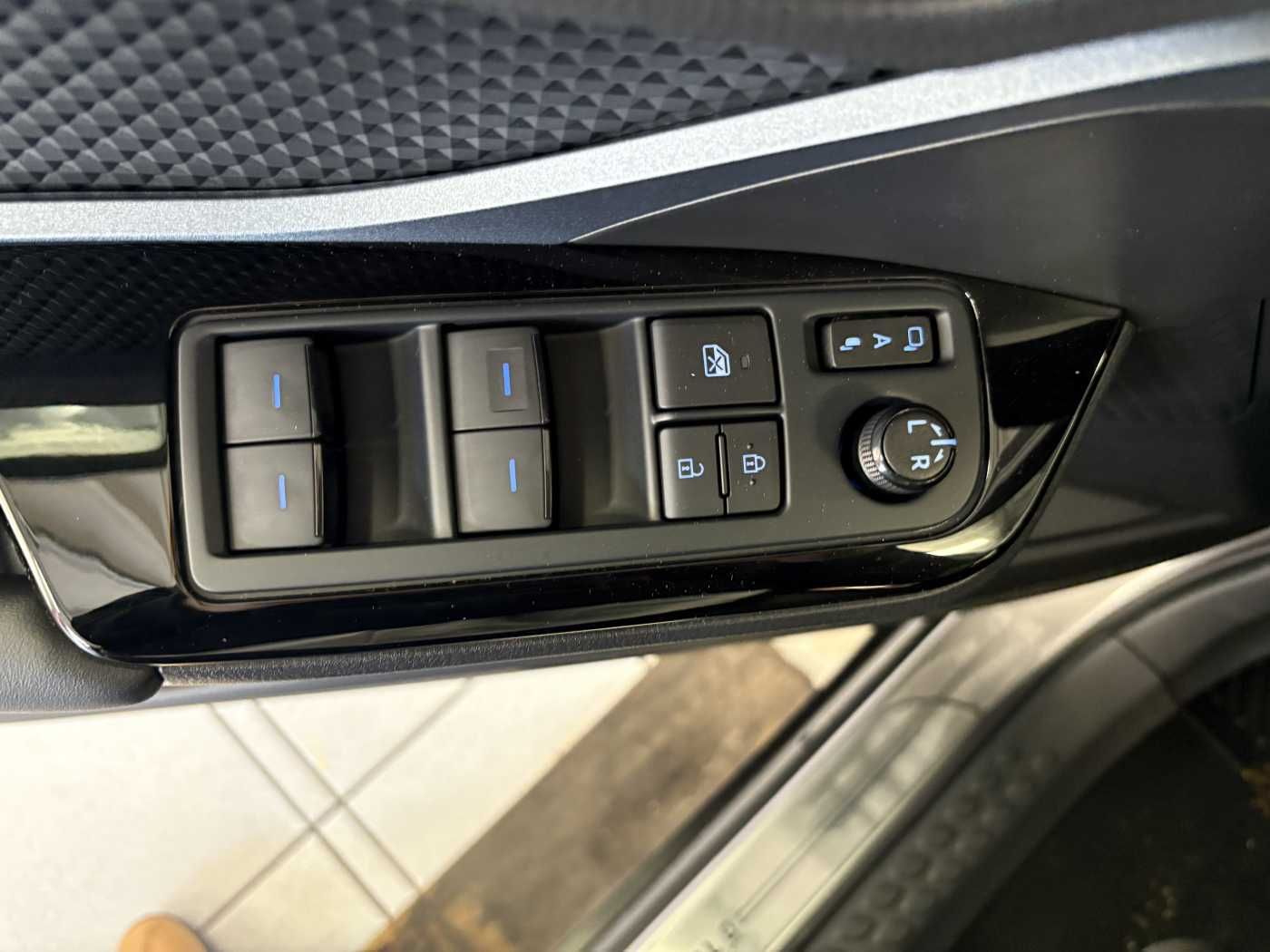 Toyota C-HR Hybrid Style - Samsaru's Car Outlet