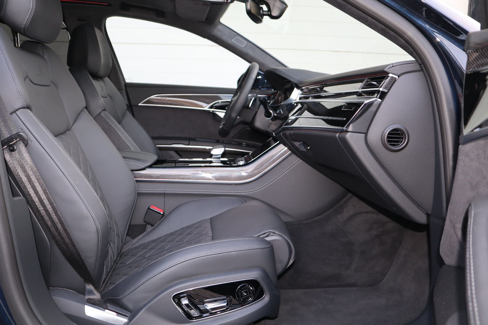 Audi A8 60 TFSI e qu S-Line Black - Samsaru's Car Outlet