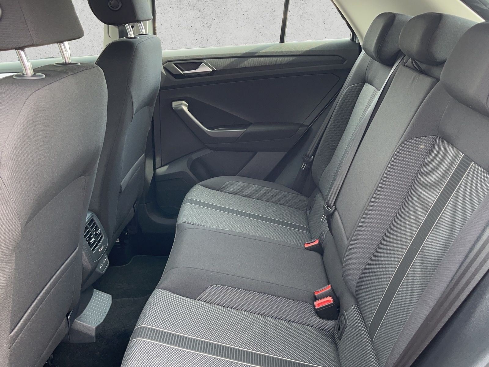 Volkswagen T-Roc 1.5 TSI Life - Samsaru's Car Outlet