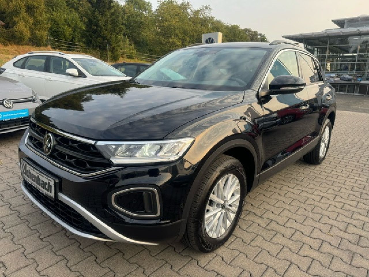 Volkswagen T-Roc Life 1.5 TSI DSG - Samsaru's Car Outlet