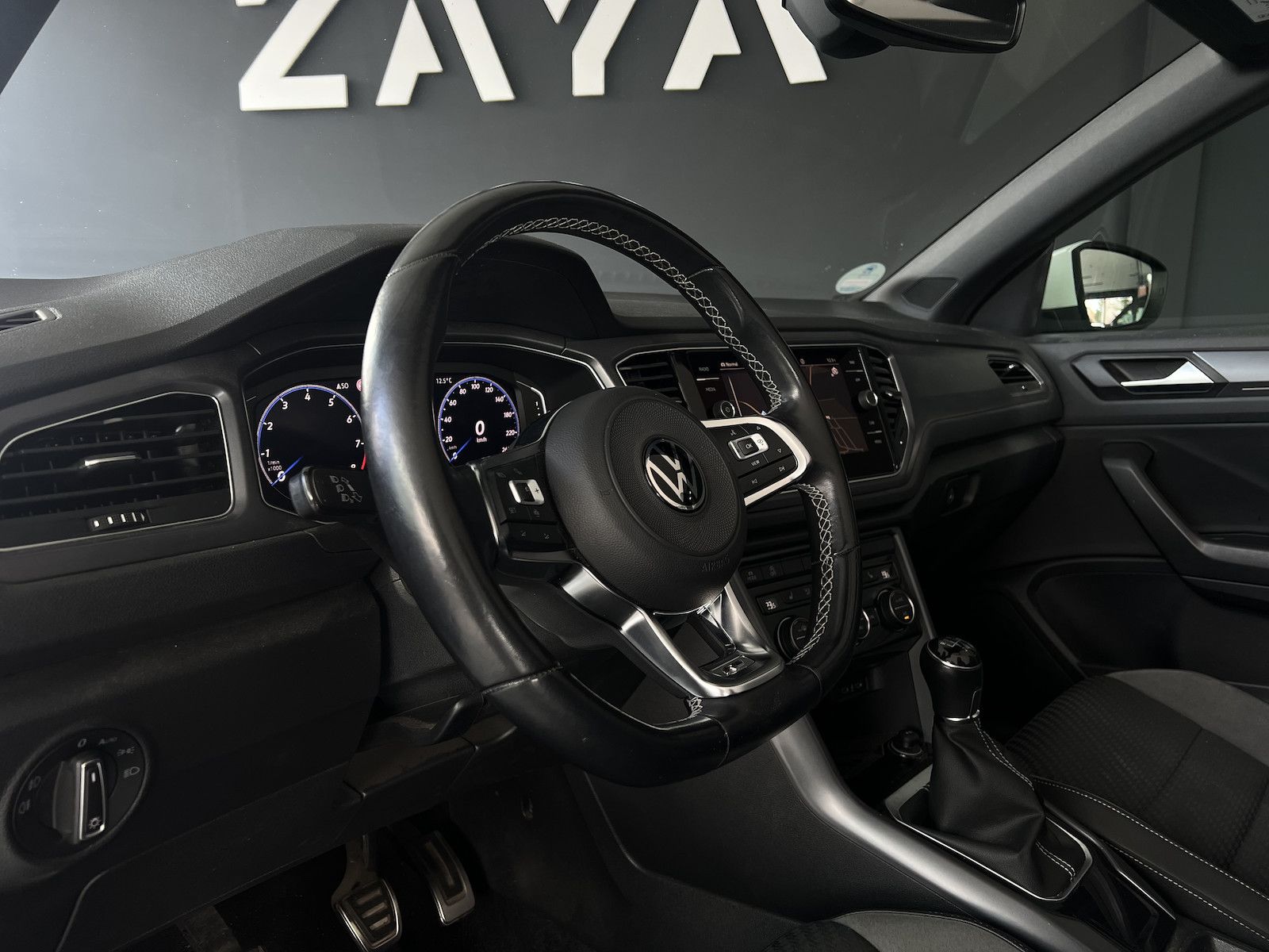Volkswagen T-Roc 1.5 TSI R-Line - Samsaru's Car Outlet