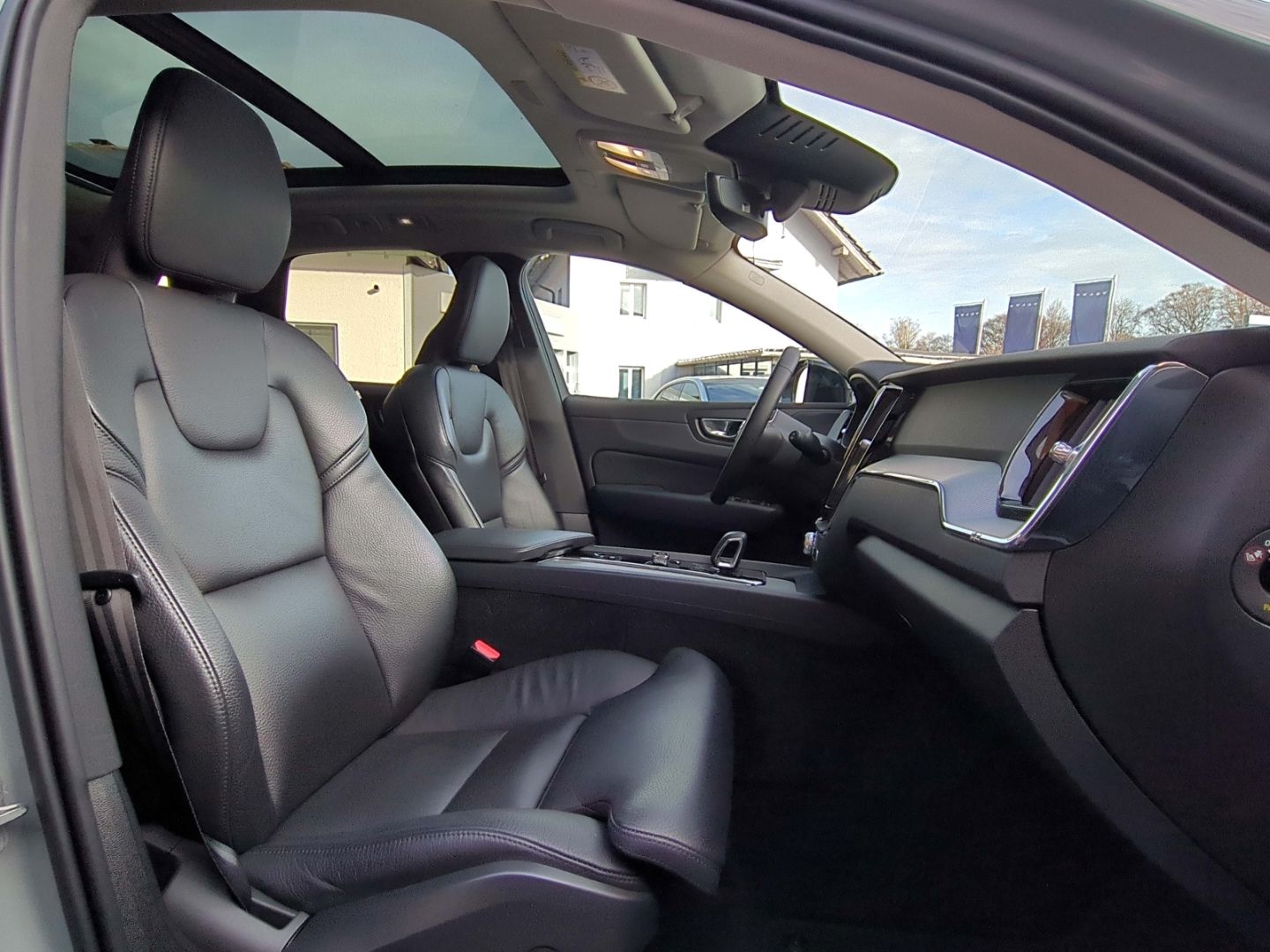 Volvo XC60 Plus Dark Recharge Plug-In Hybrid AWD T8 Tw