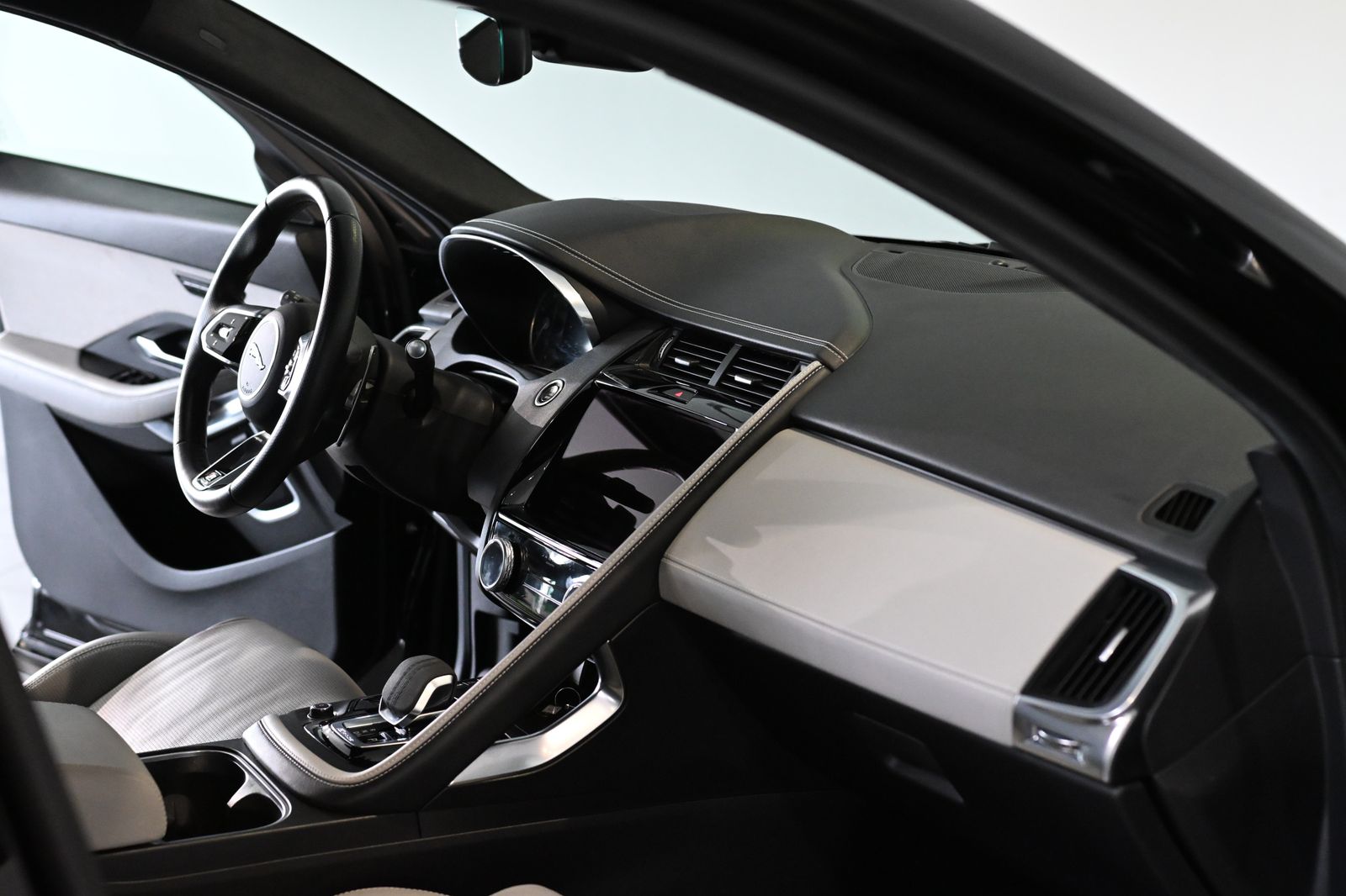 Jaguar E-PACE D200 R-Dynamic HSE AWD Pano ACC Leder 20"